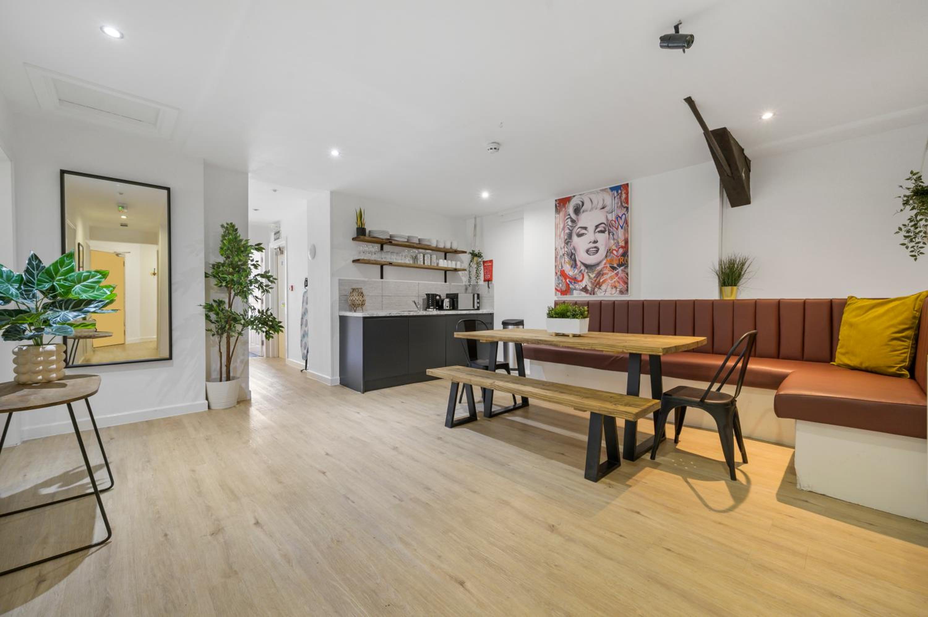 Host & Stay - Fleet Nightlife view 4