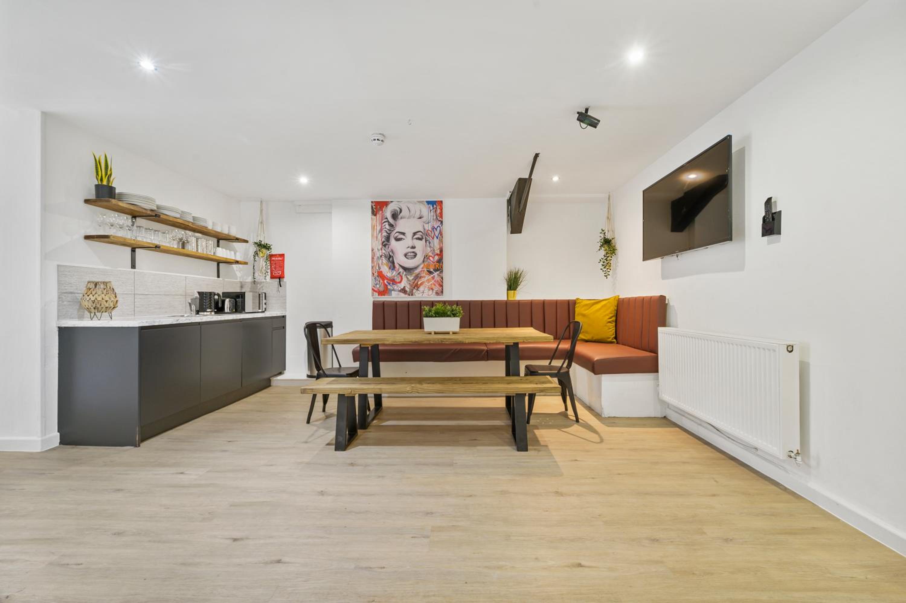 Host & Stay - Fleet Nightlife view 3