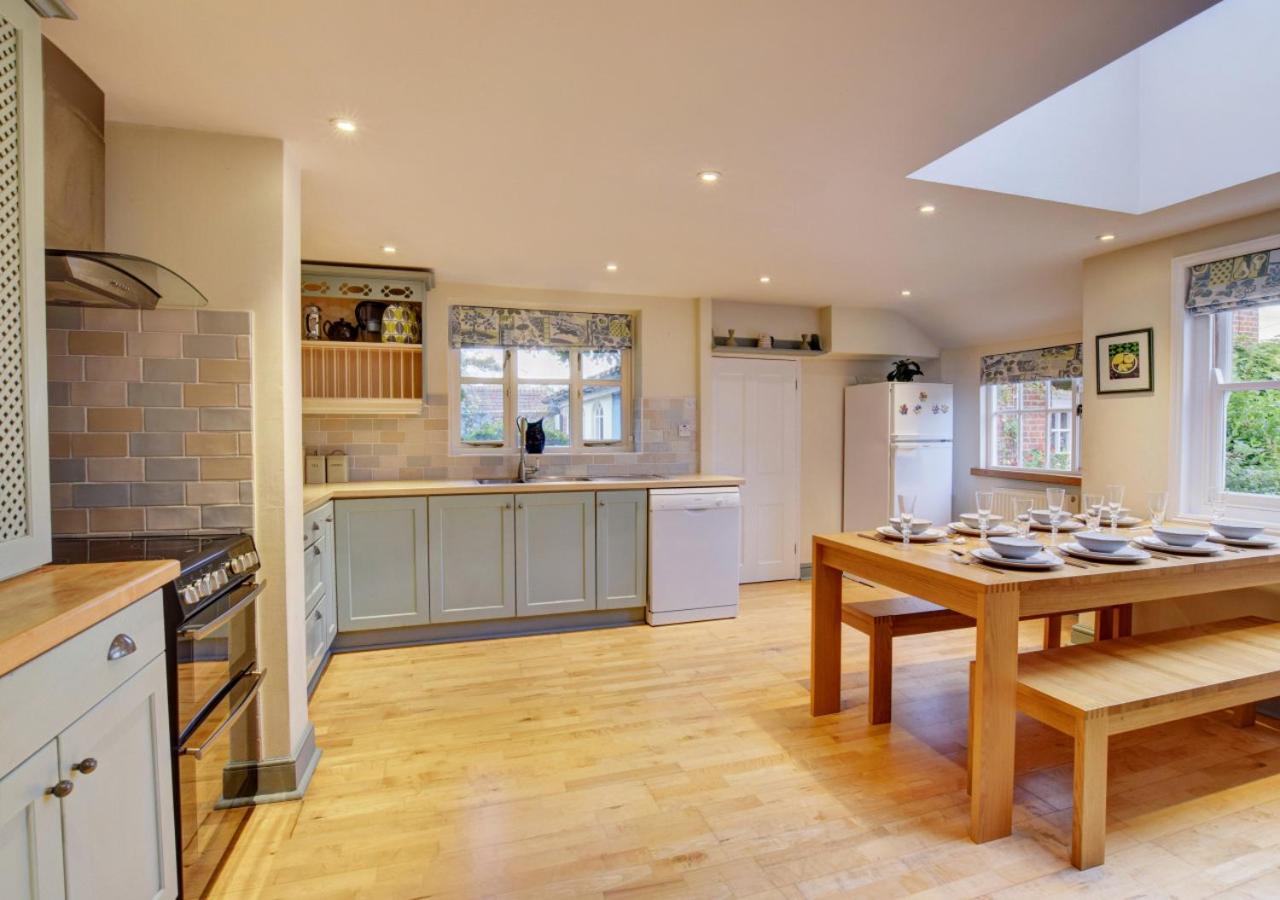 3 Bed in Woodbridge oc-sfdor view 2