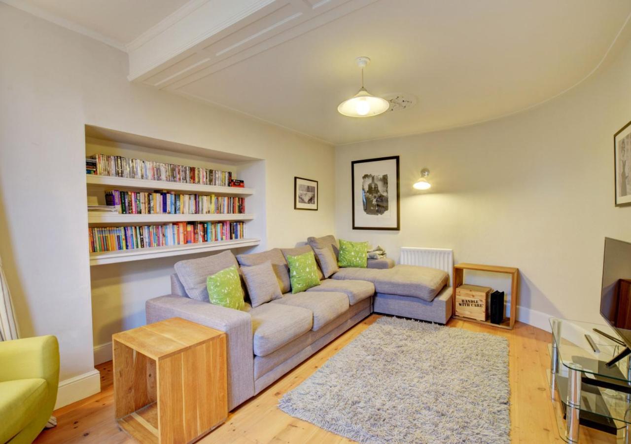 3 Bed in Woodbridge oc-sfdor view 3
