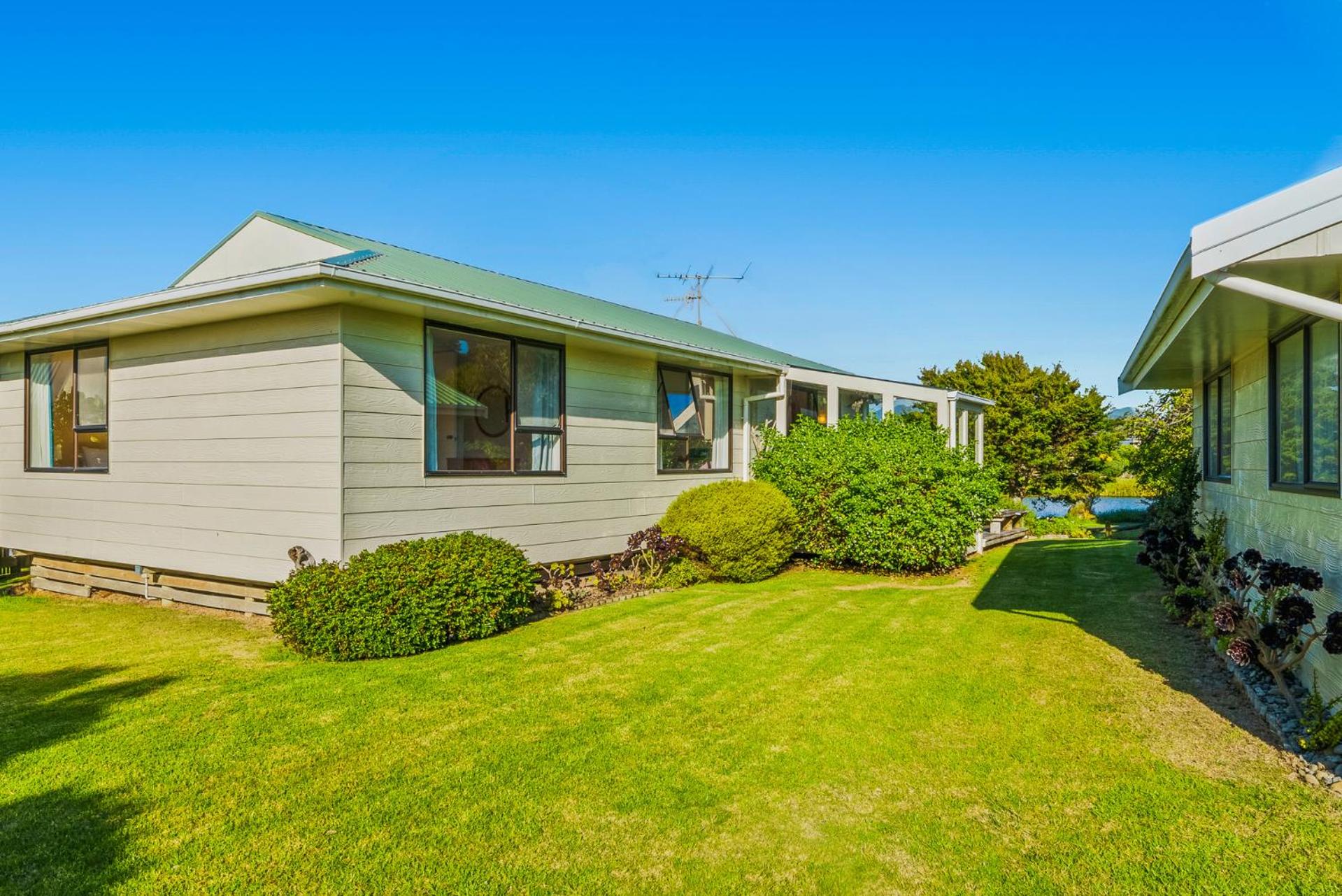 Waikanae Waves - Waikanae Beach Holiday Home view 3