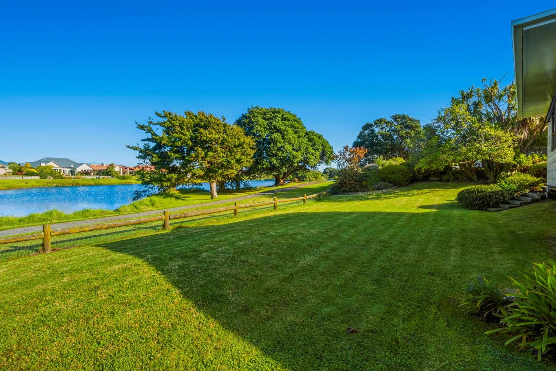 Waikanae Waves - Waikanae Beach Holiday Home view 4