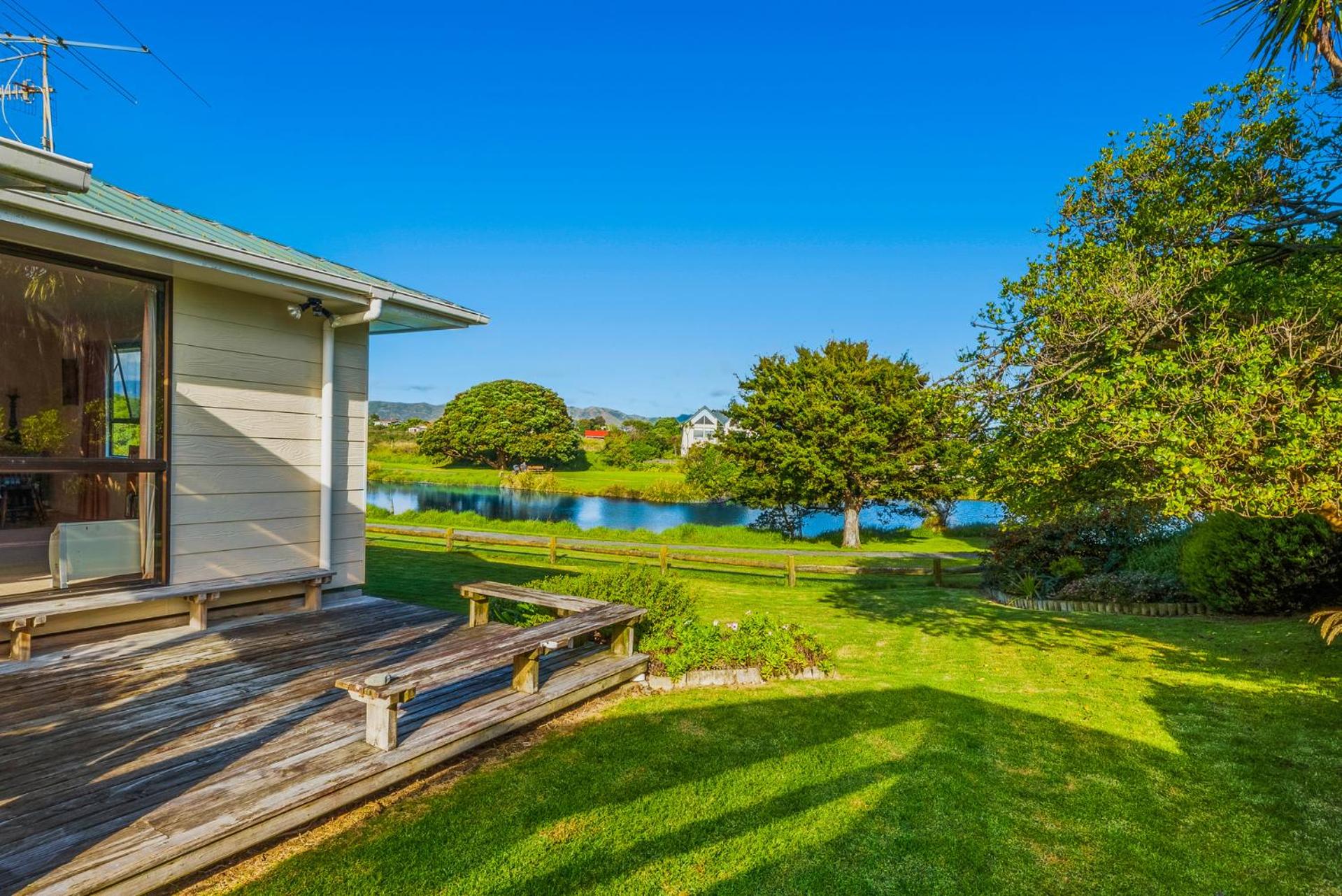 Waikanae Waves - Waikanae Beach Holiday Home view 5