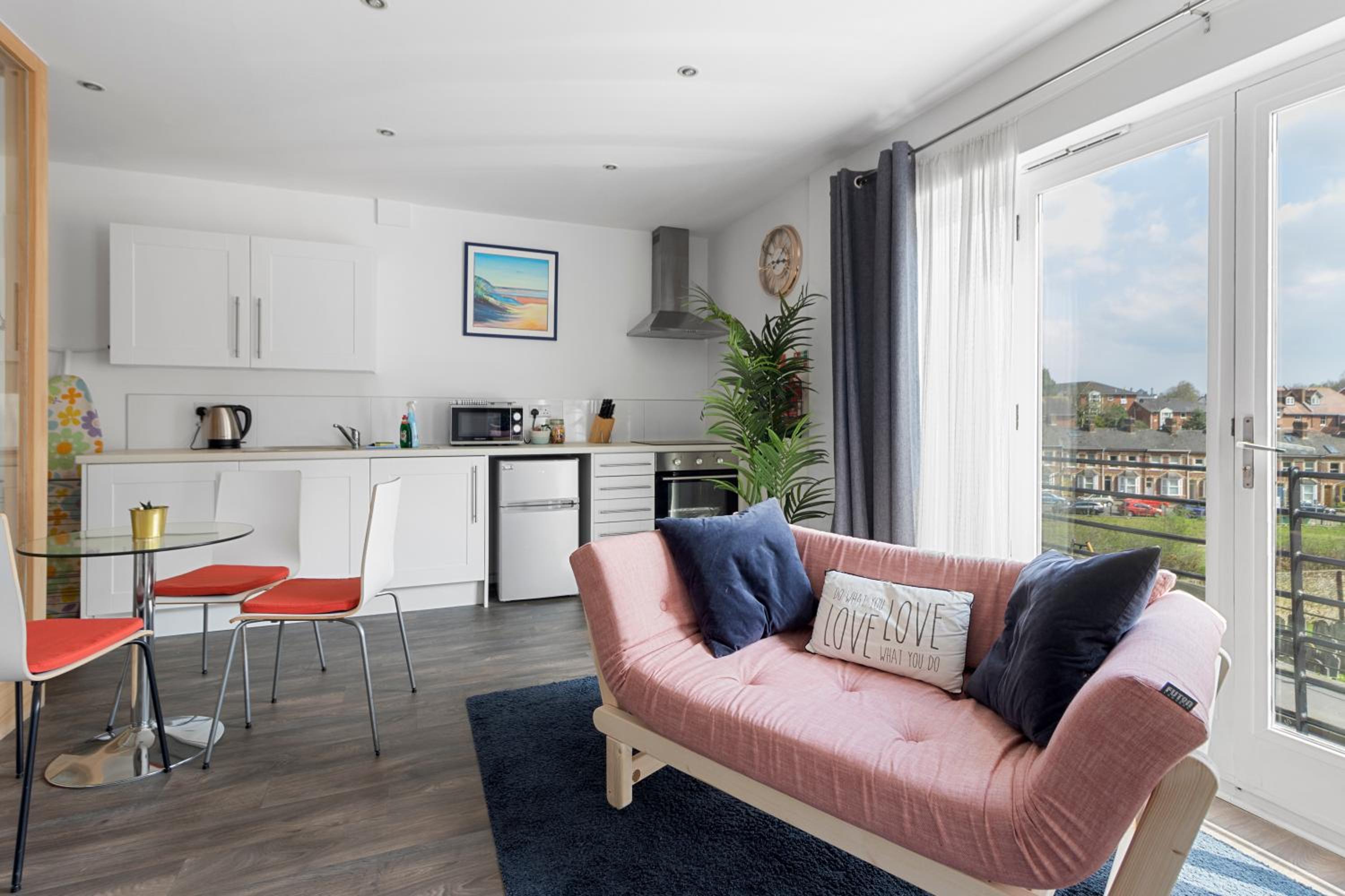 City Centre Studio Apartments - Eden Apartment - Short Stays UK Ltd