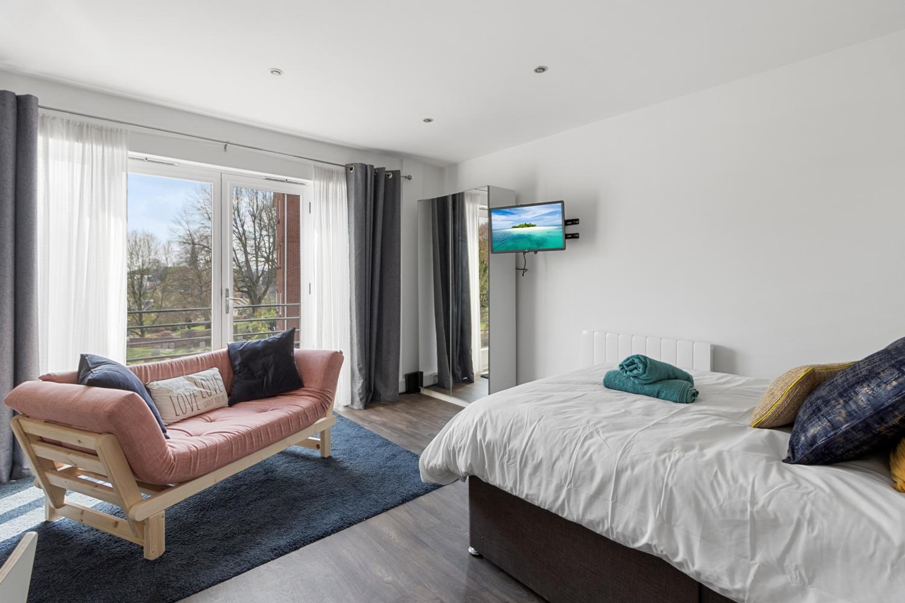 City Centre Studio Apartments - Eden Apartment - Short Stays UK Ltd