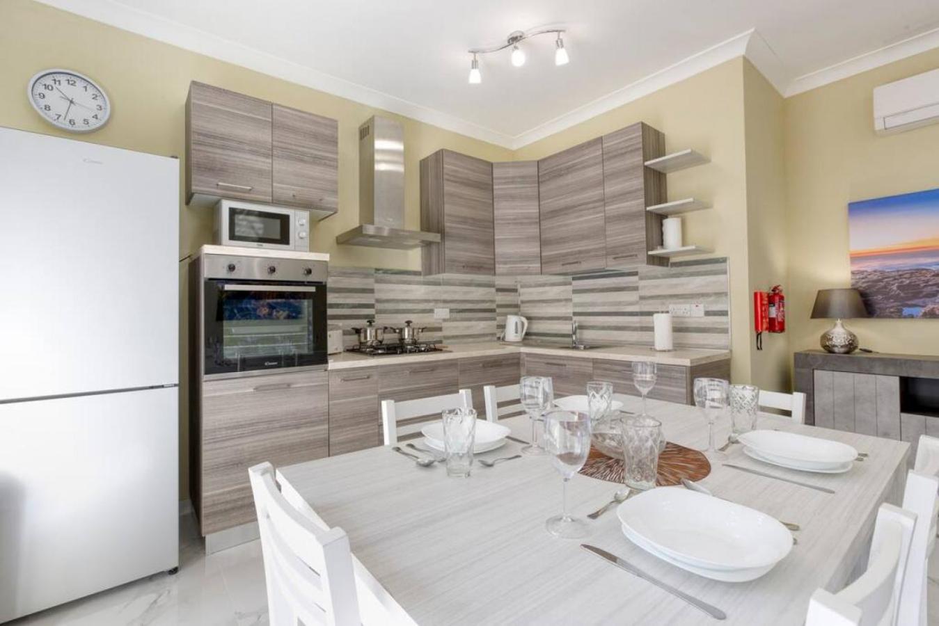 Seaview,Beautiful 3BR Apt 2 view 4