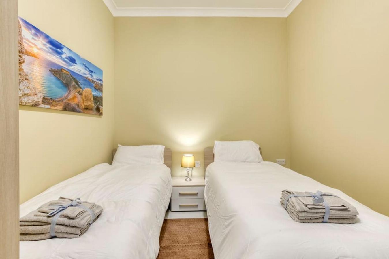 Seaview,Beautiful 3BR Apt 3 view 2
