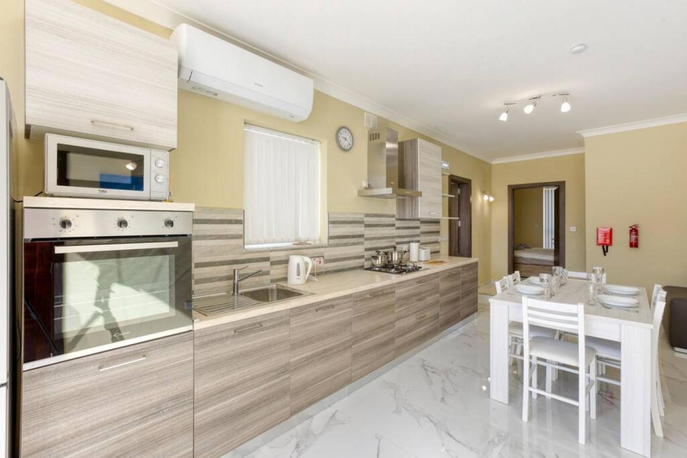 Penthouse, Seaview, Beautiful 2BR Apt 4 view 2