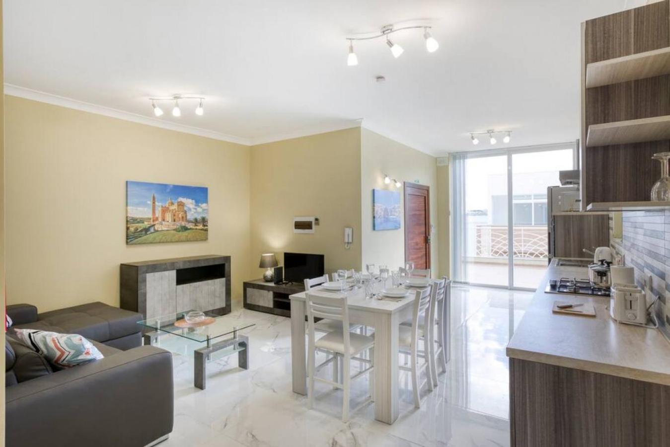 Penthouse, Seaview, Beautiful 2BR Apt 4 view 3