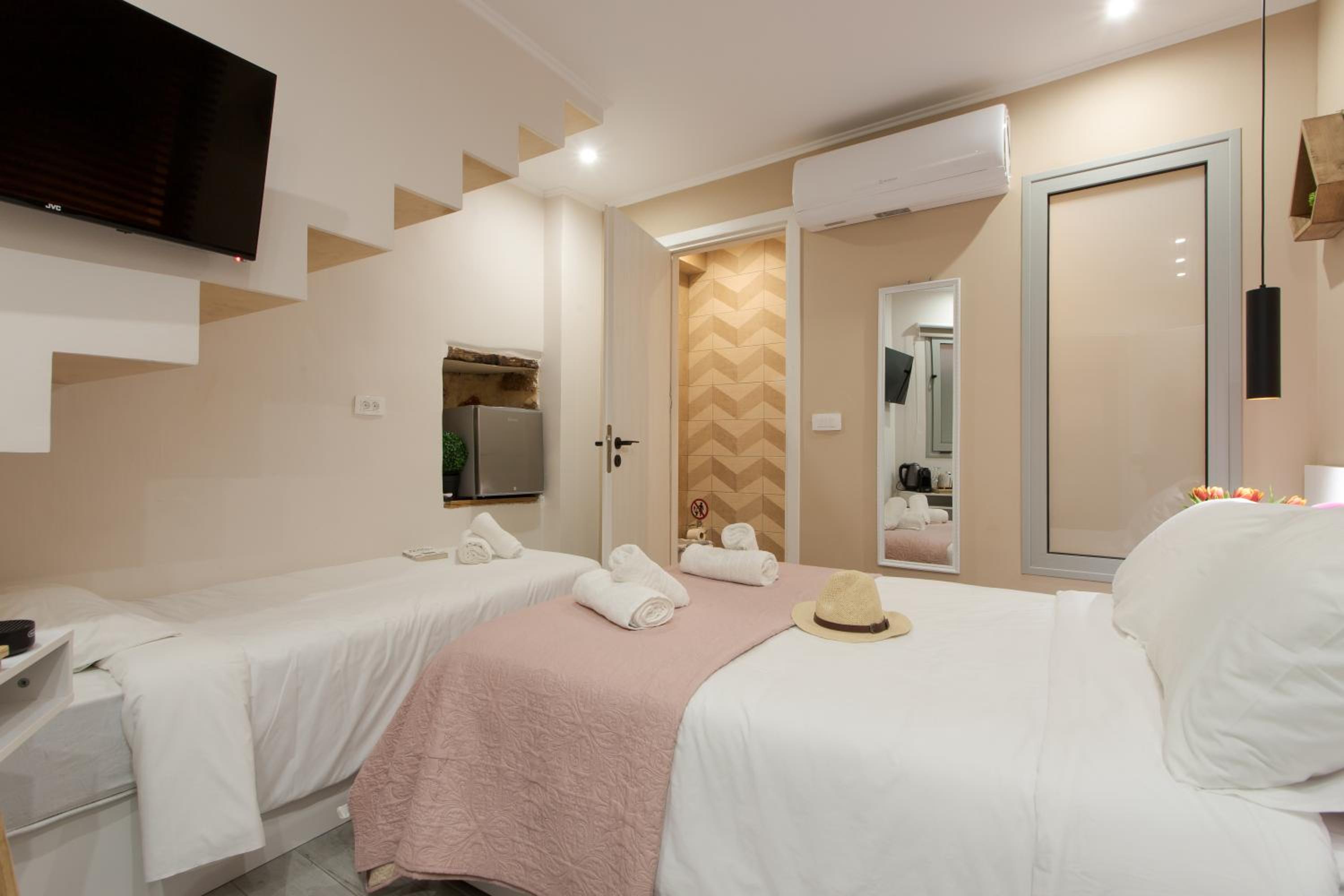 Mitos Cozy Rooms view 5