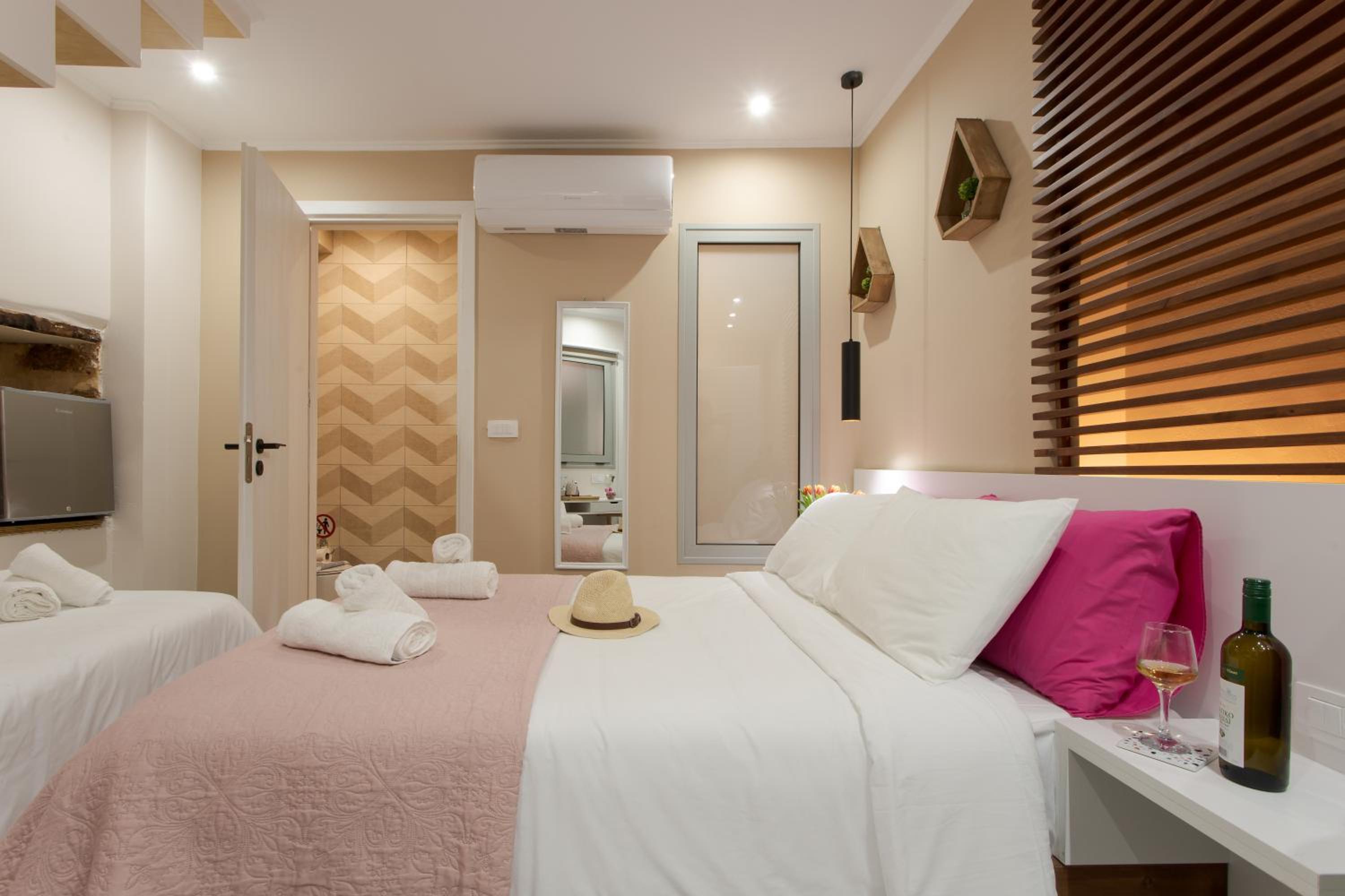 Mitos Cozy Rooms view 4