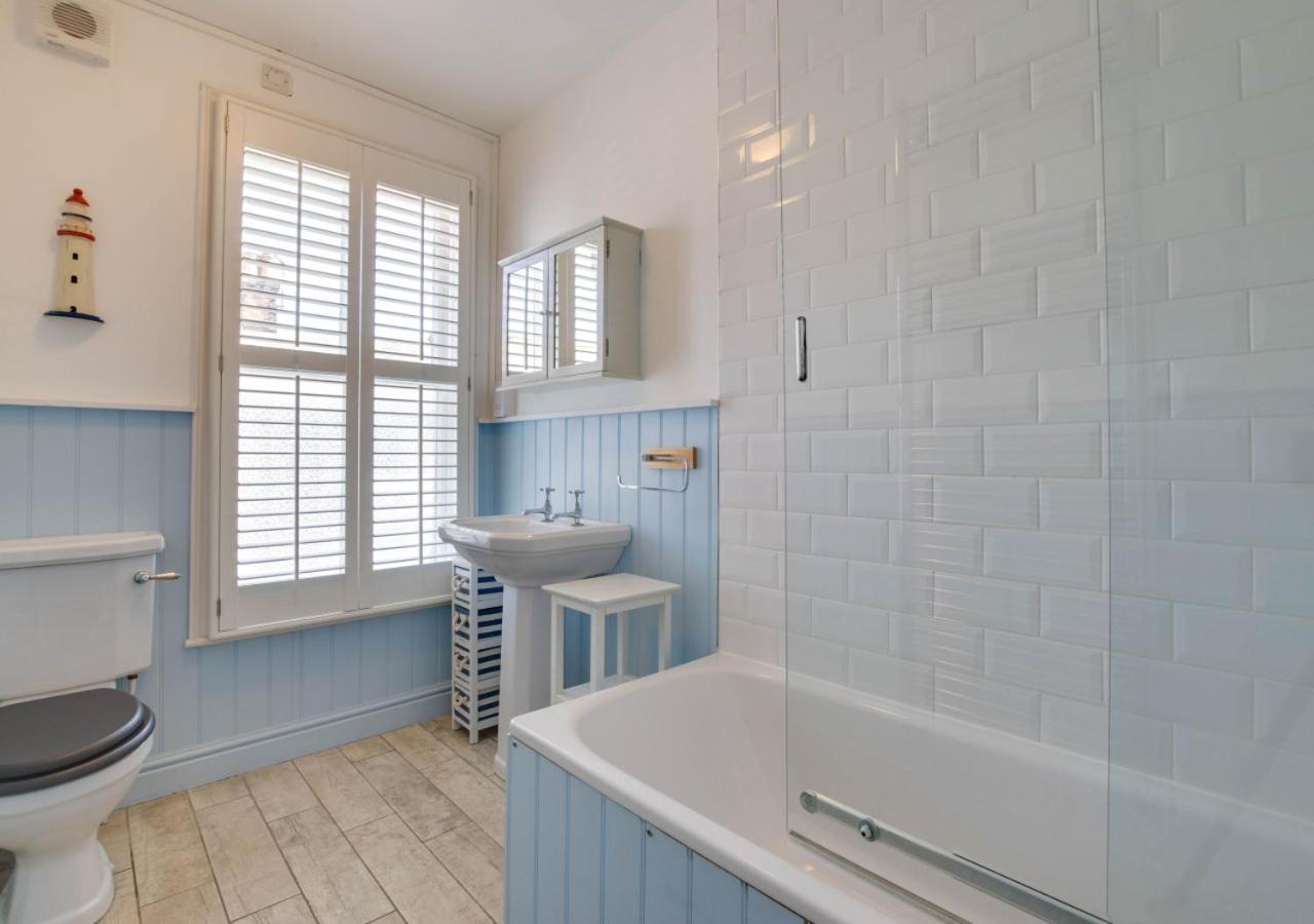 6 Bed in Southwold oc-tall