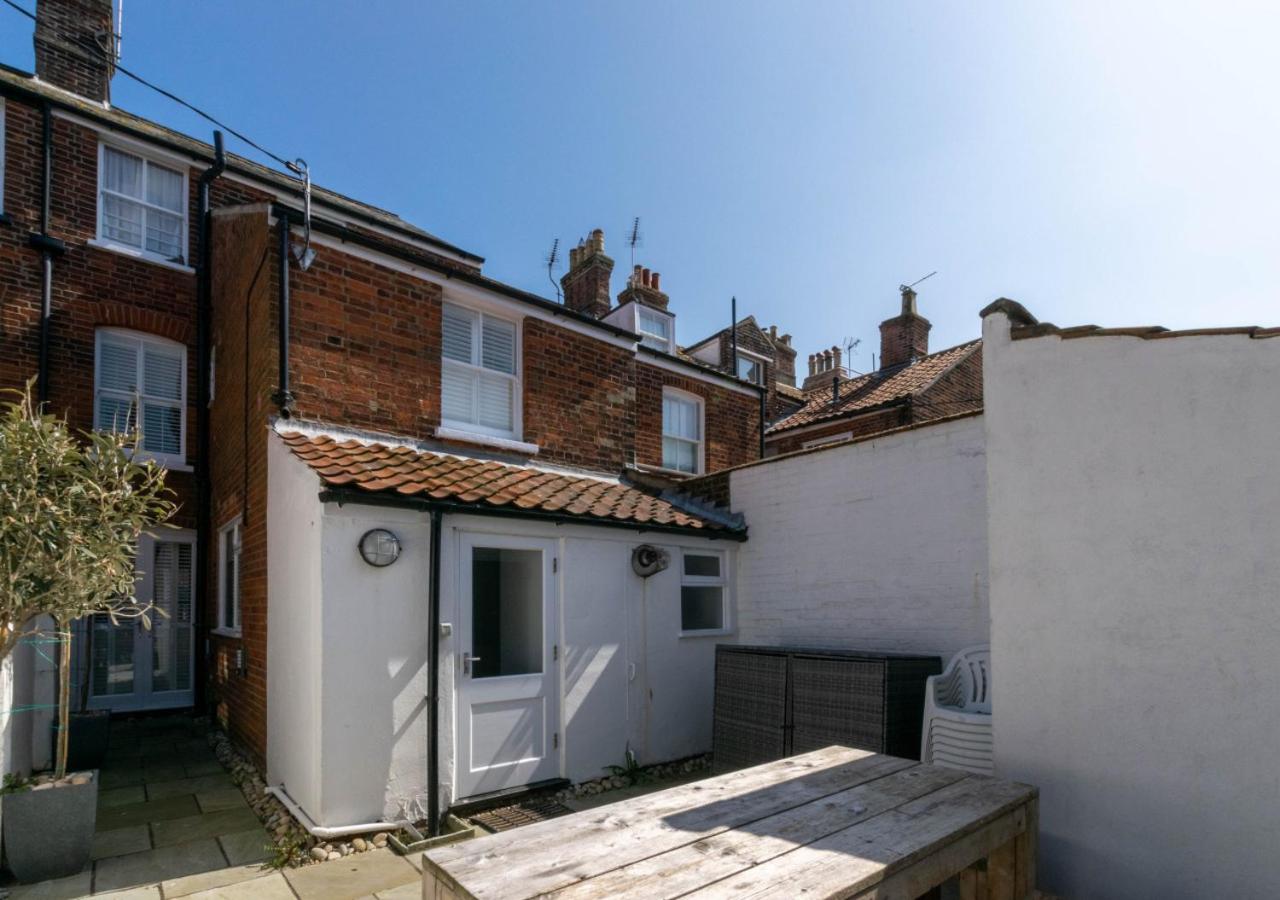 6 Bed in Southwold oc-tall