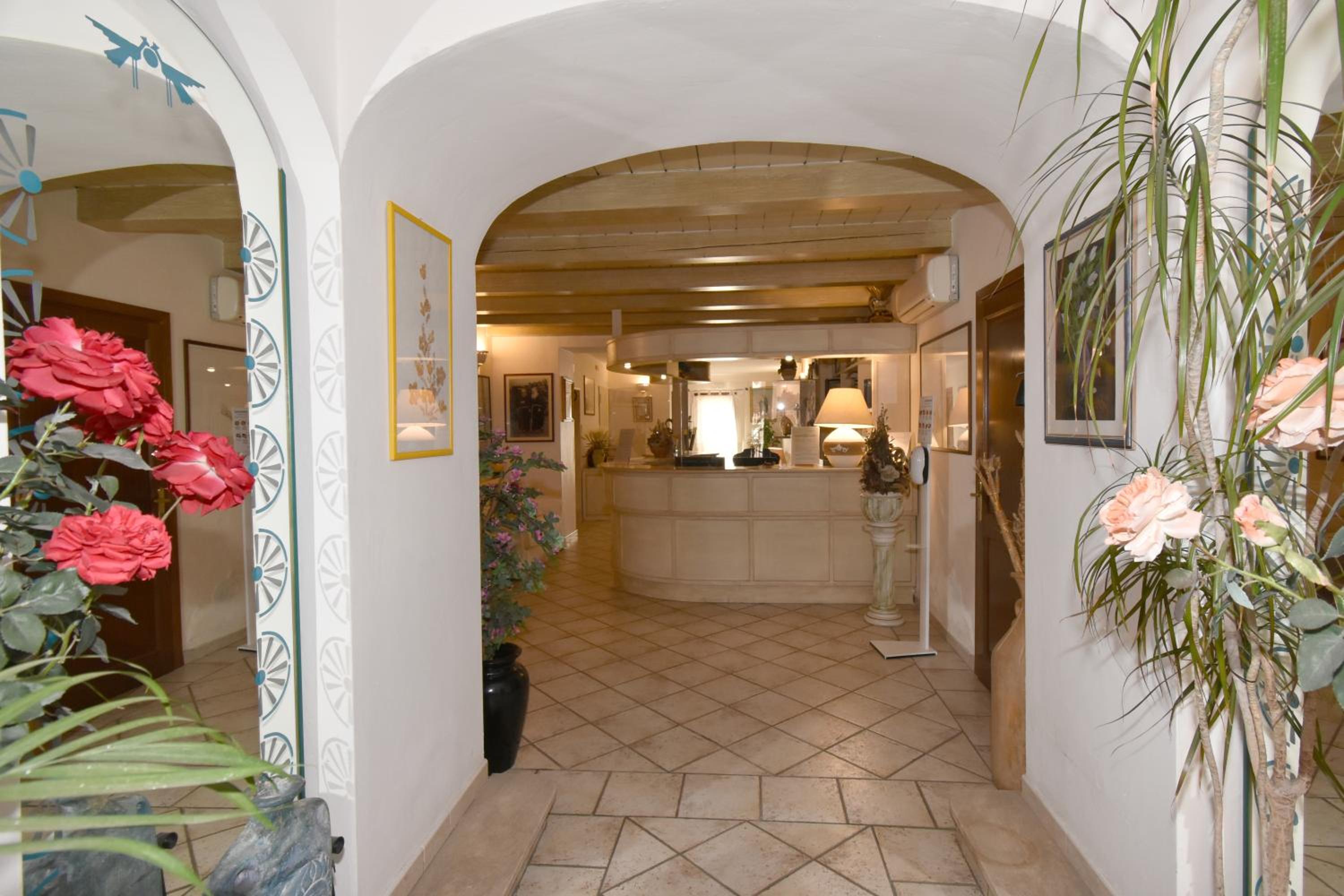 Hotel Cavour en Olbia — recepcion & lobby