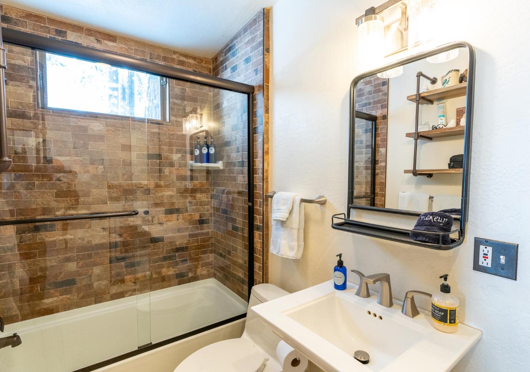 Fantastic Home In Woods With Hot Tub! view 5