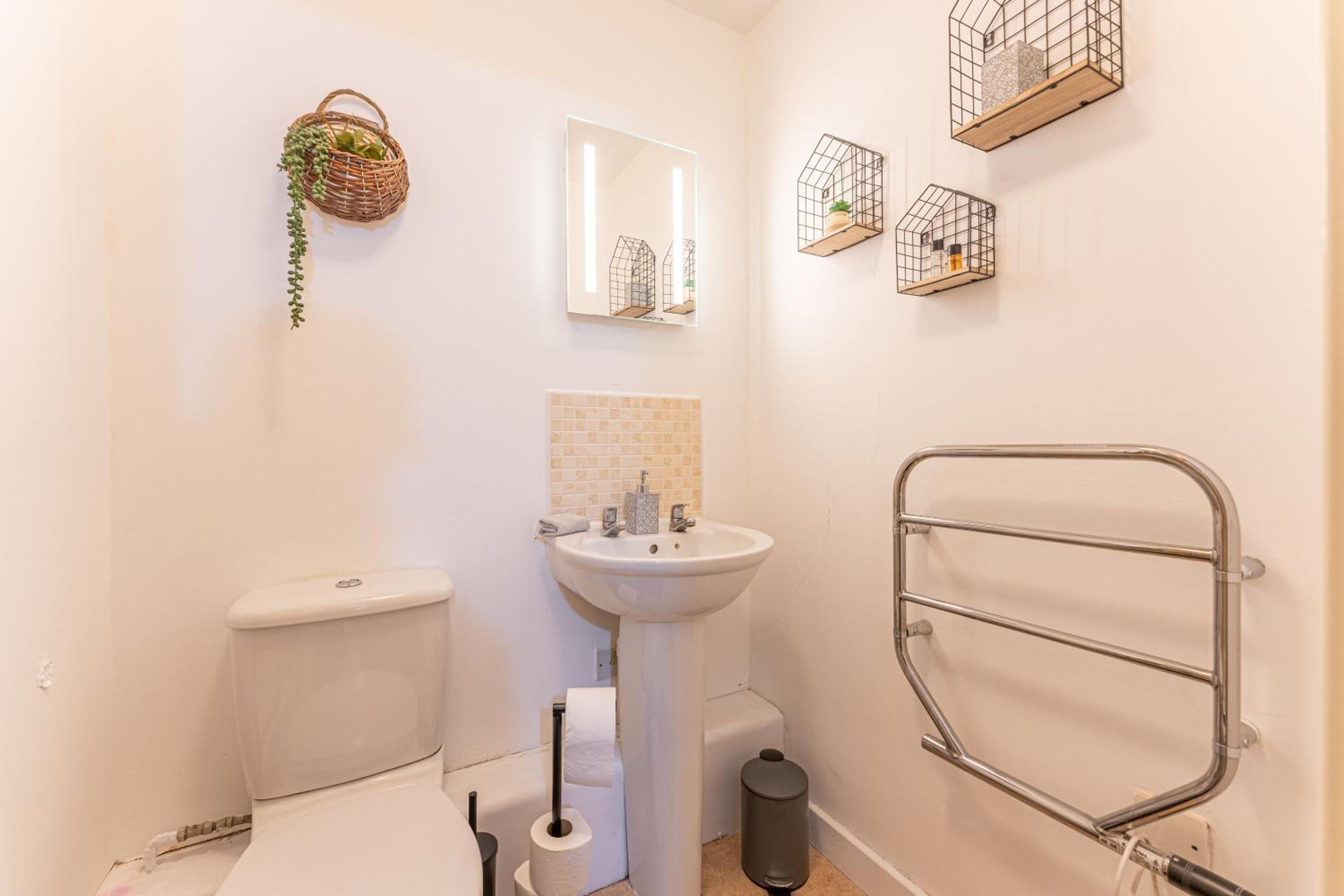 CONTRACTORS & RELOCATION Friendly City Centre Flat - Disable People Welcome - Free Parking, Fast Wifi, Smart TV And 2 Bathrooms, 7min walk from Train Stati view 4