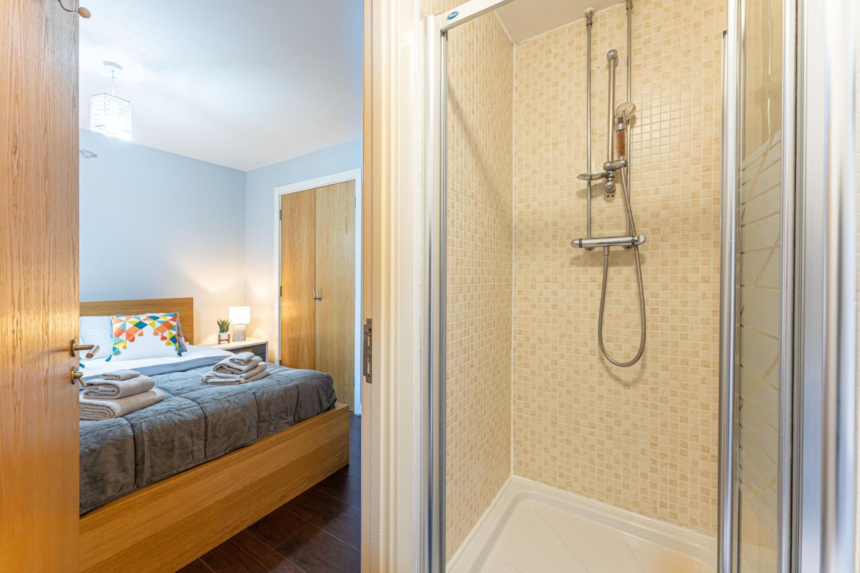 CONTRACTORS & RELOCATION Friendly City Centre Flat - Disable People Welcome - Free Parking, Fast Wifi, Smart TV And 2 Bathrooms, 7min walk from Train Stati view 5
