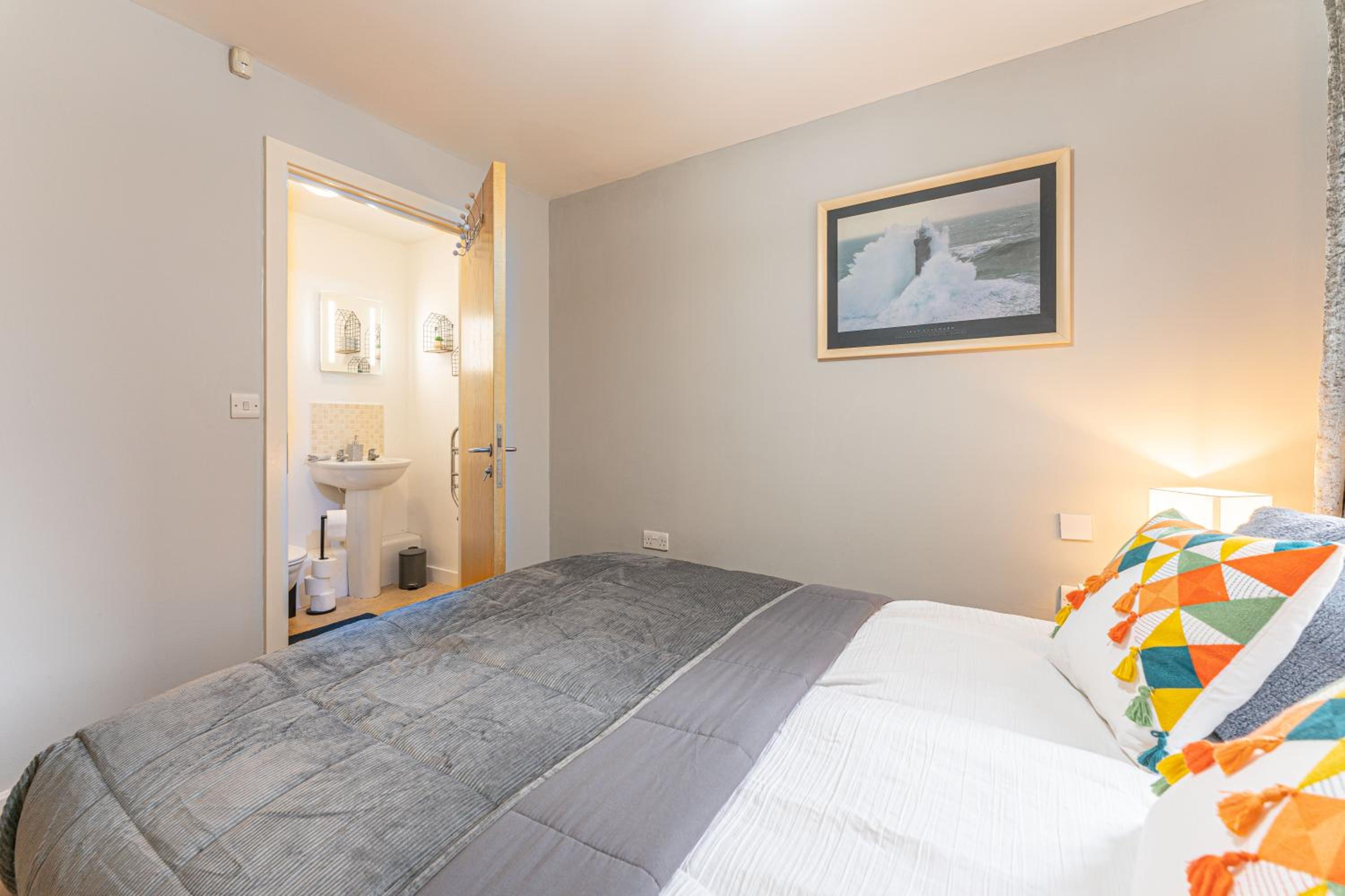 CONTRACTORS & RELOCATION Friendly City Centre Flat - Disable People Welcome - Free Parking, Fast Wifi, Smart TV And 2 Bathrooms, 7min walk from Train Stati view 3