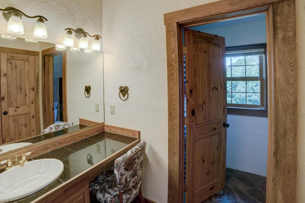 Equestrian Log Cabin, Pet Friendly! - Property Image 2