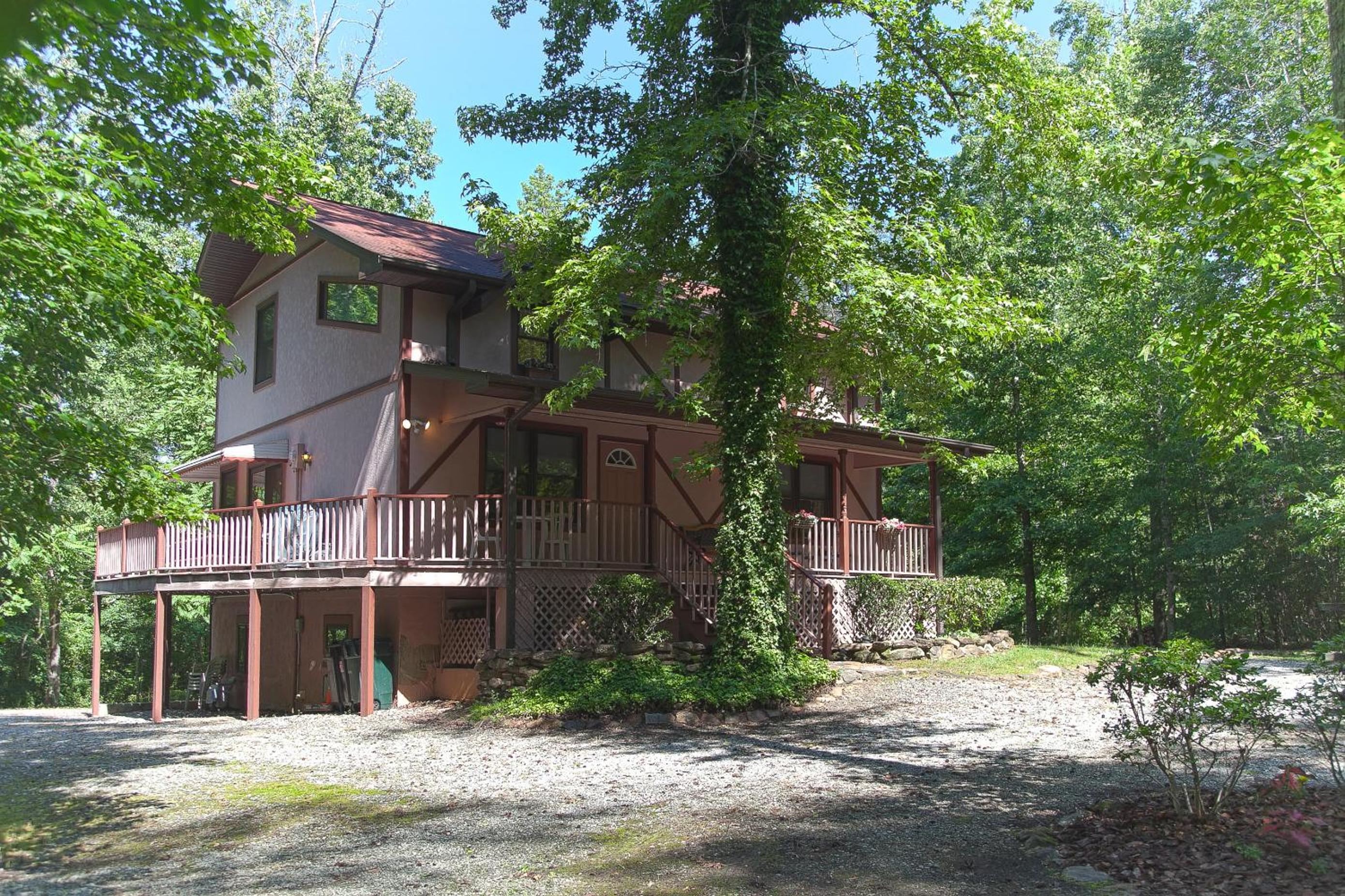 Spartanburg Vacations - Secluded Chalet - Pet Friendly - Property Image 2