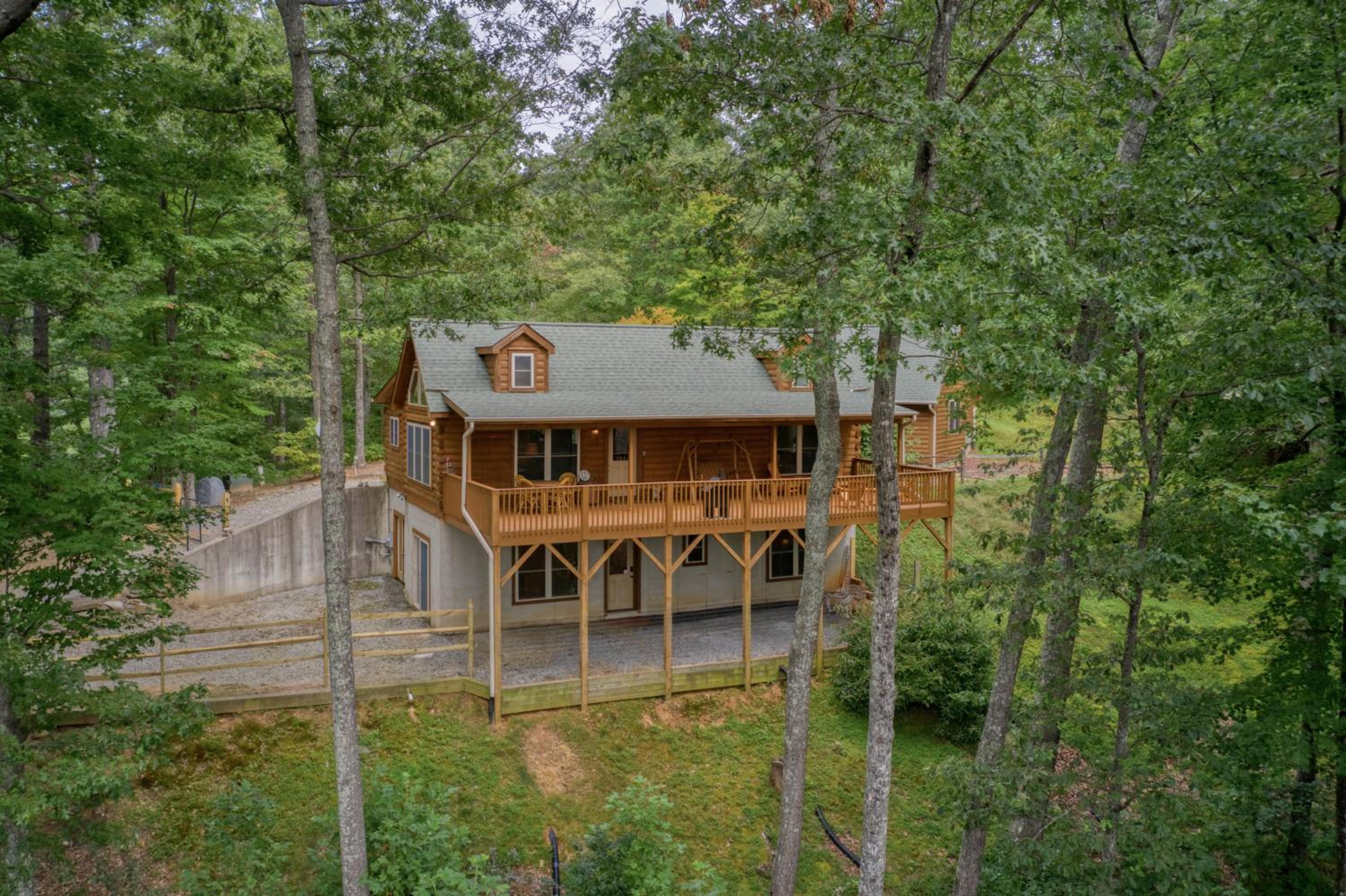 Cozy Cabin Home With Fire Pit And Mountain Views! view 5