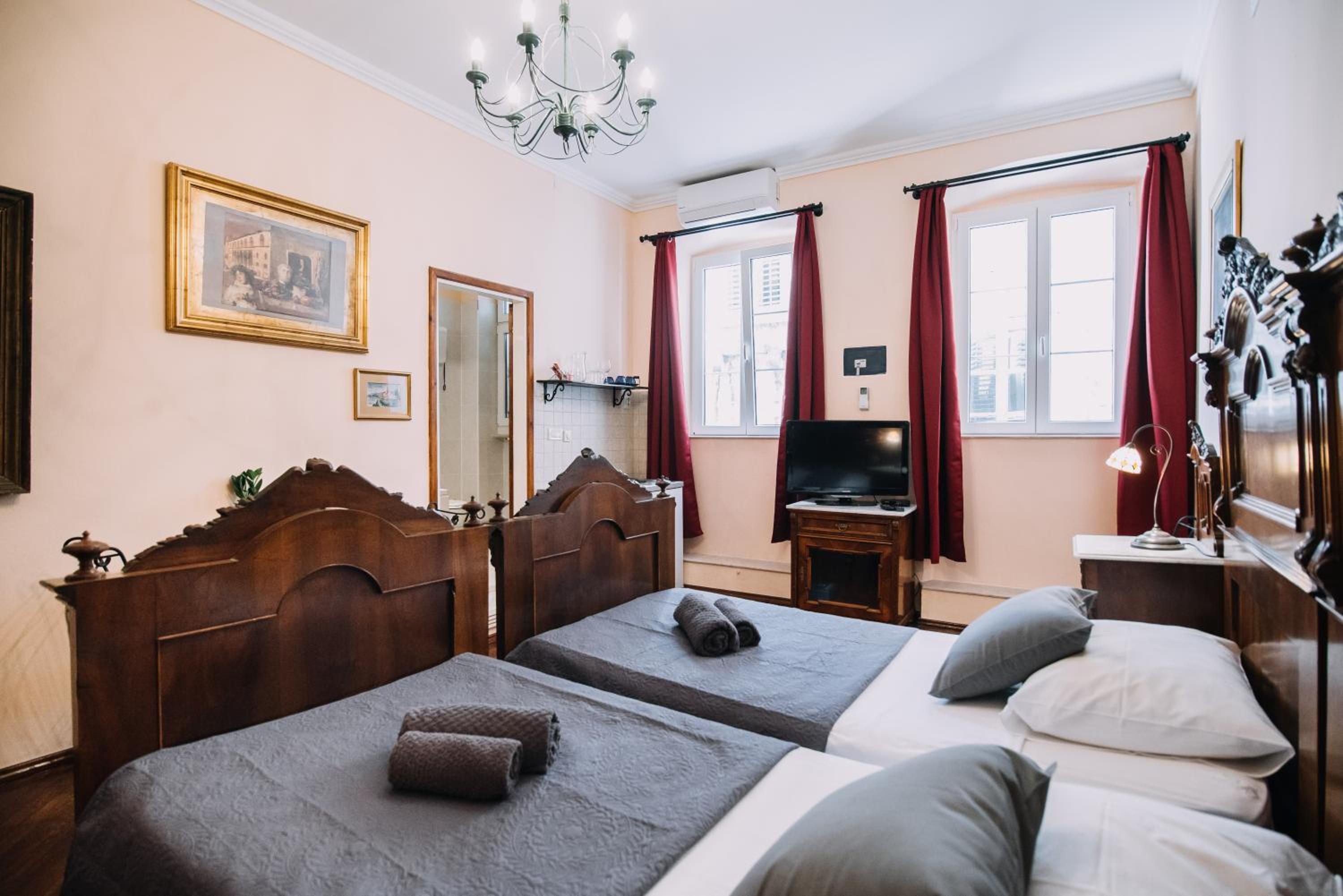 Amoret Apartments