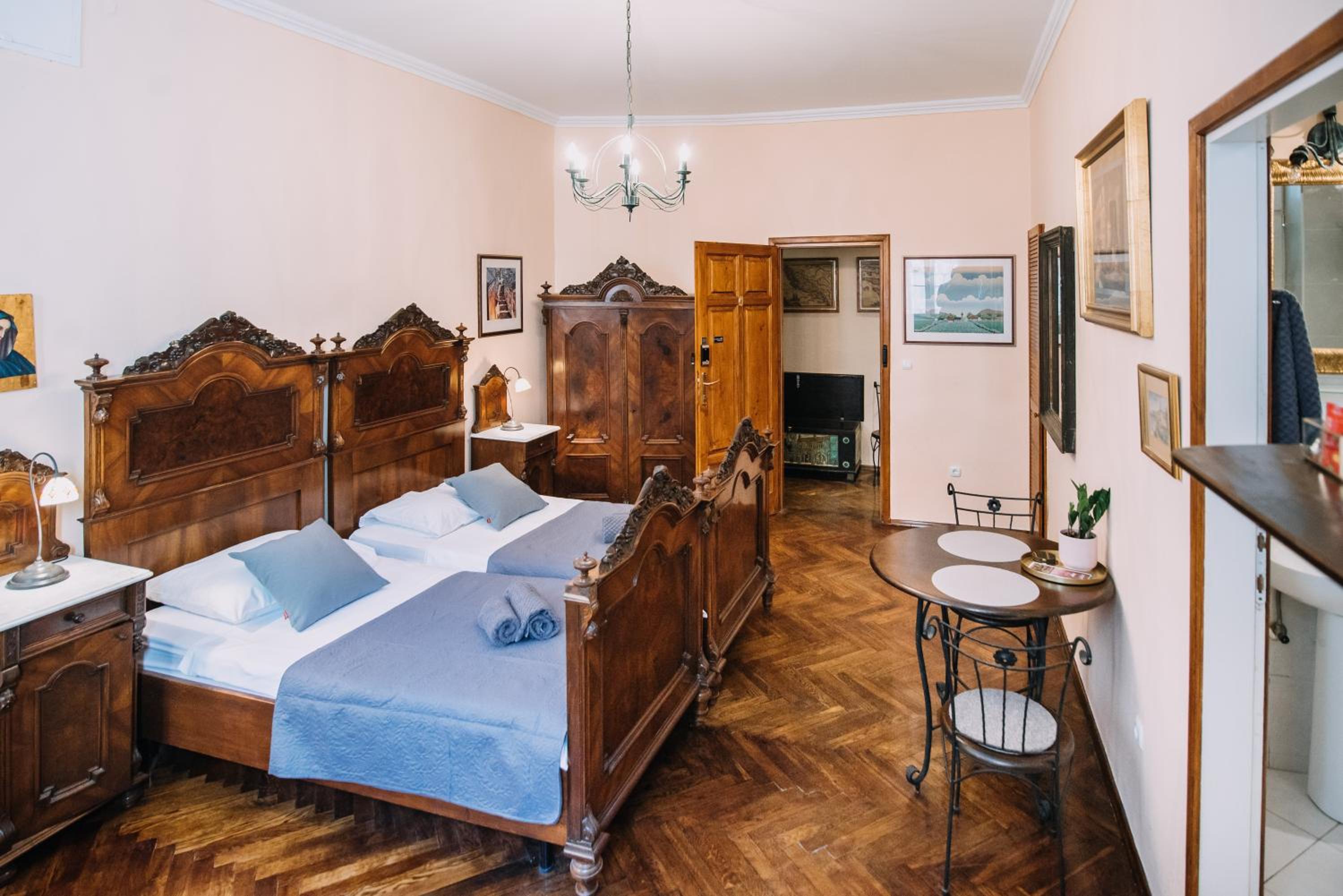 Amoret Apartments