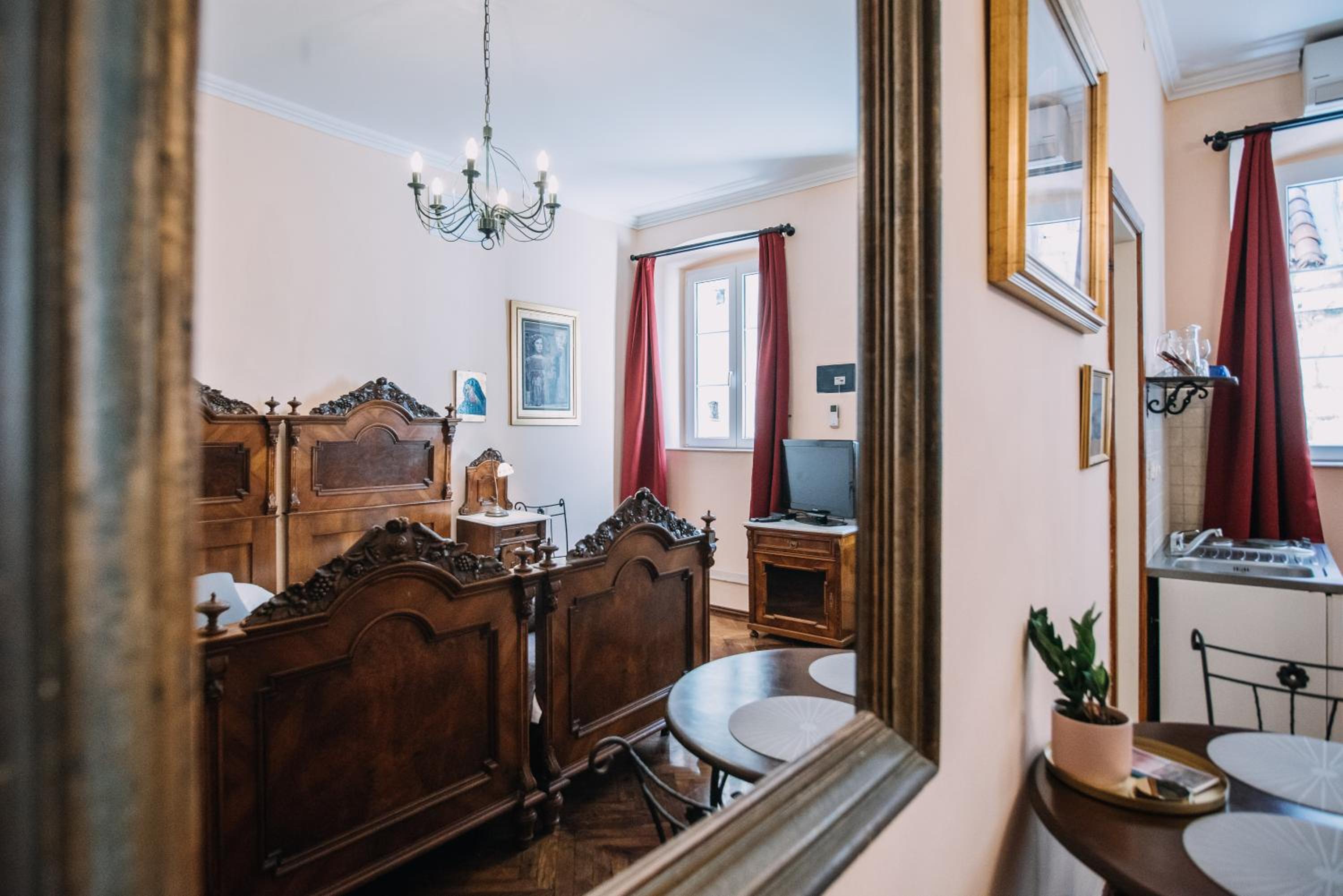 Amoret Apartments