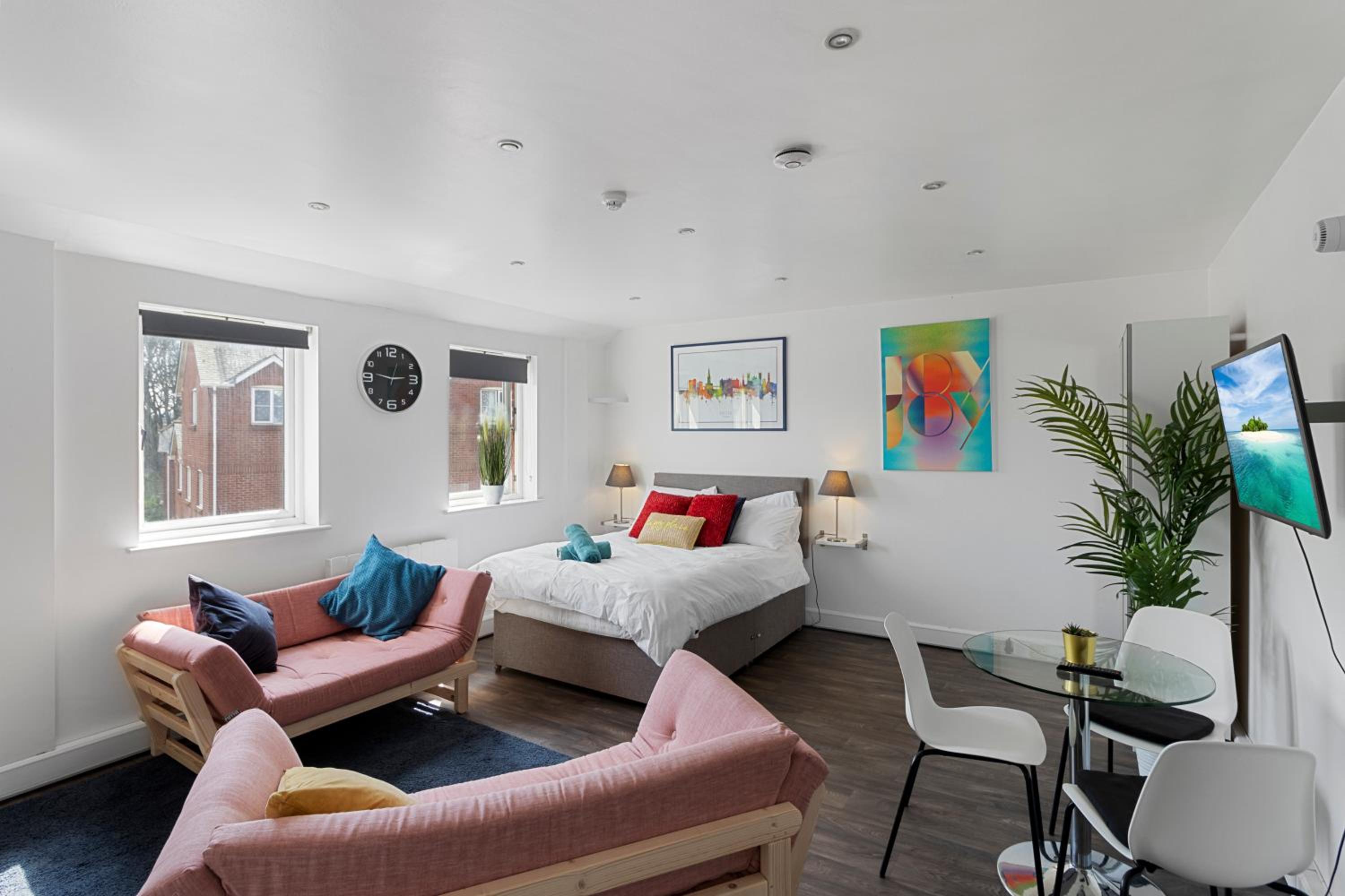 City Centre Studio Apartments - Baxter Apartment - Short Stays UK Ltd view 2