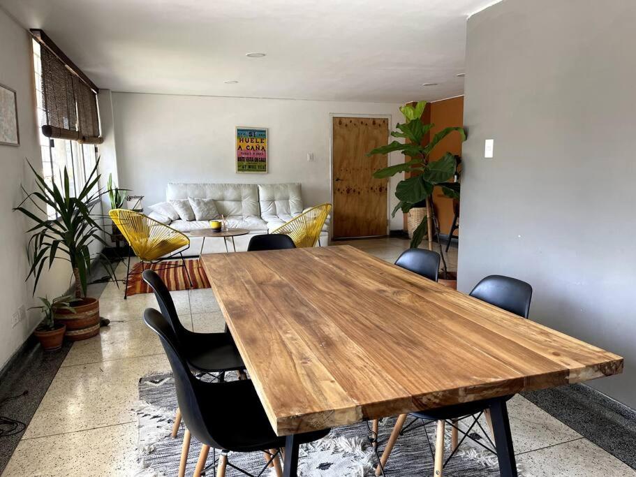Descubre cali desde este acogedor apartamento.