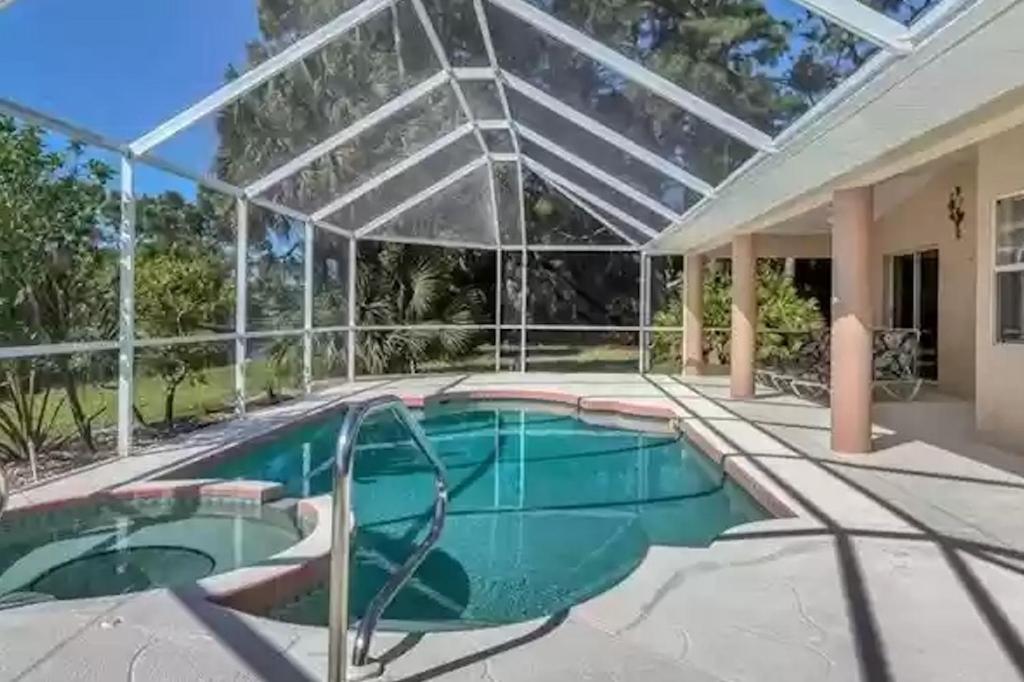 Villa with swimming pool & spa in quiet area view 5