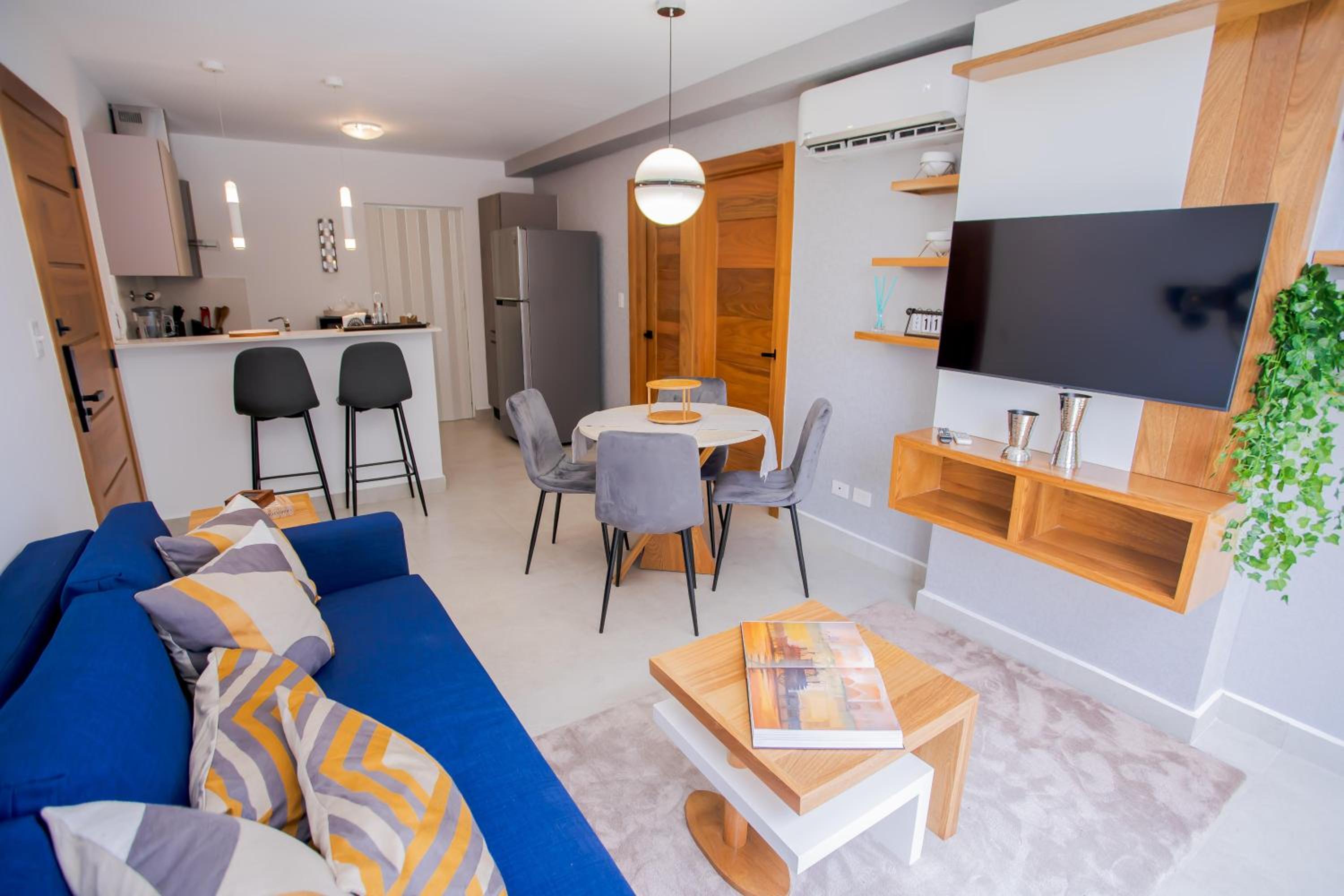 Stylish City Condo W- Pool Gym Panoramic Views view 2