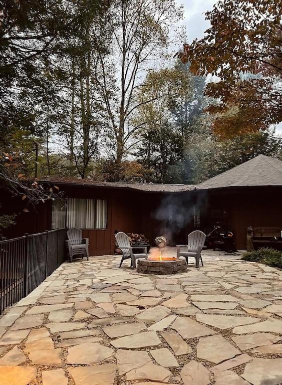 Cabin with Treehouse Views, 3 King Beds, 4 Bunks, and Large Hot Tub!