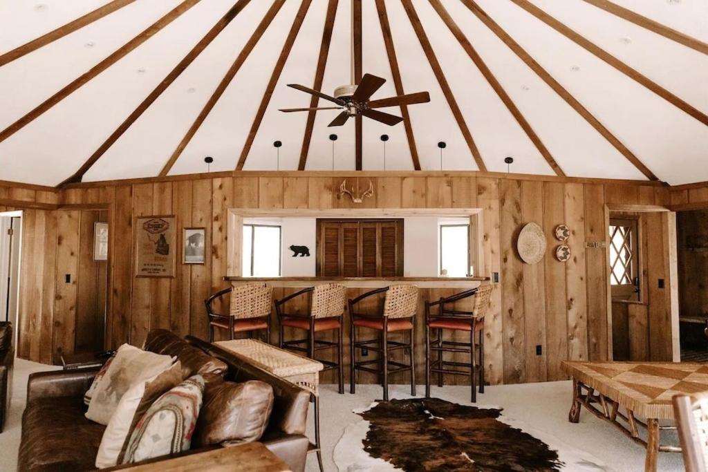 Cabin with Treehouse Views, 3 King Beds, 4 Bunks, and Large Hot Tub!