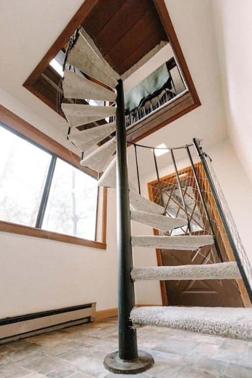 Cabin with Treehouse Views, 3 King Beds, 4 Bunks, and Large Hot Tub!
