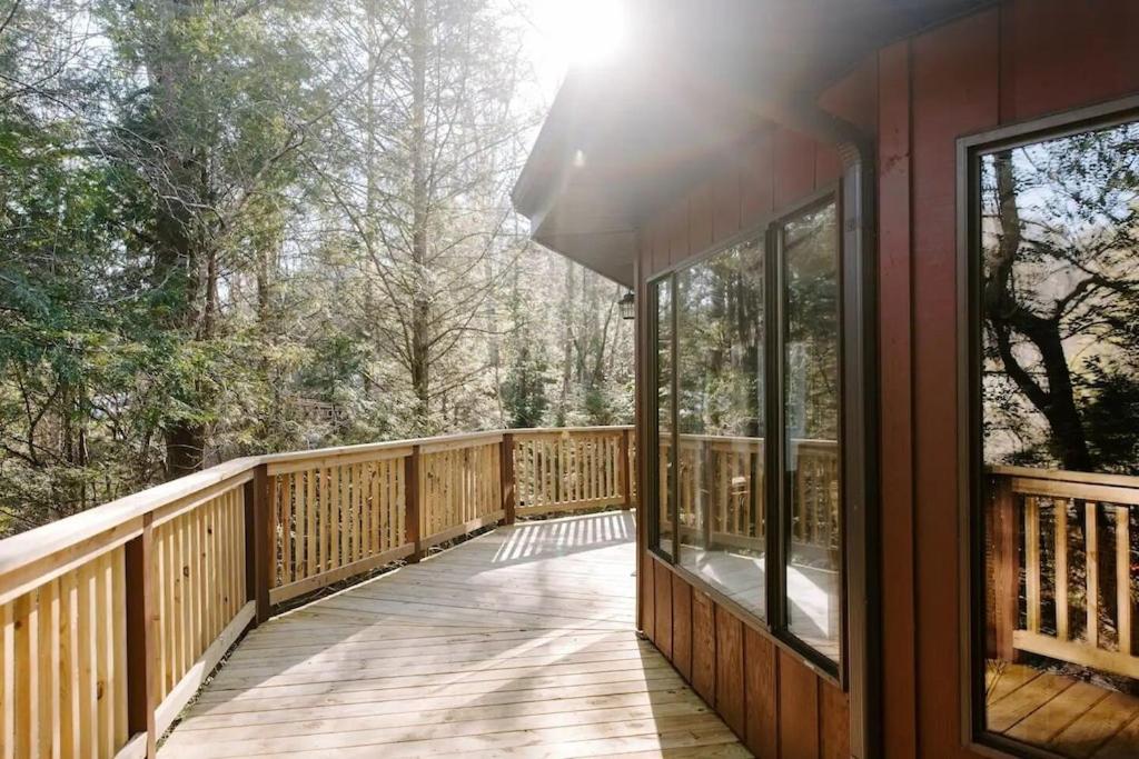 Cabin with Treehouse Views, 3 King Beds, 4 Bunks, and Large Hot Tub!