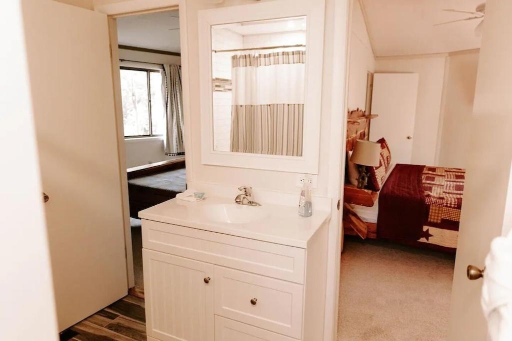Cabin with Treehouse Views, 3 King Beds, 4 Bunks, and Large Hot Tub!