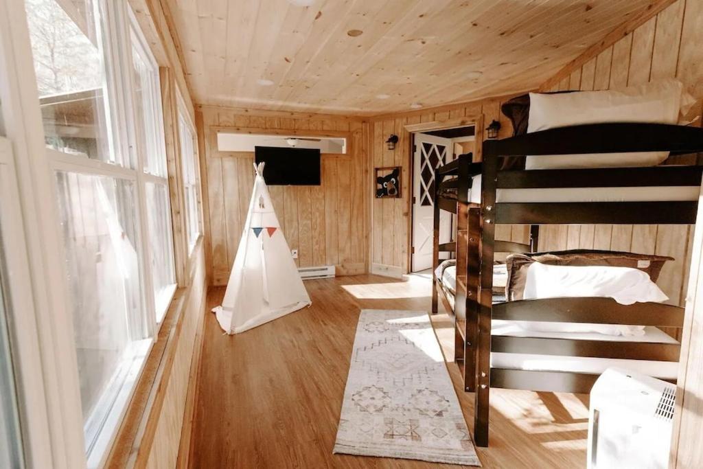 Cabin with Treehouse Views, 3 King Beds, 4 Bunks, and Large Hot Tub!