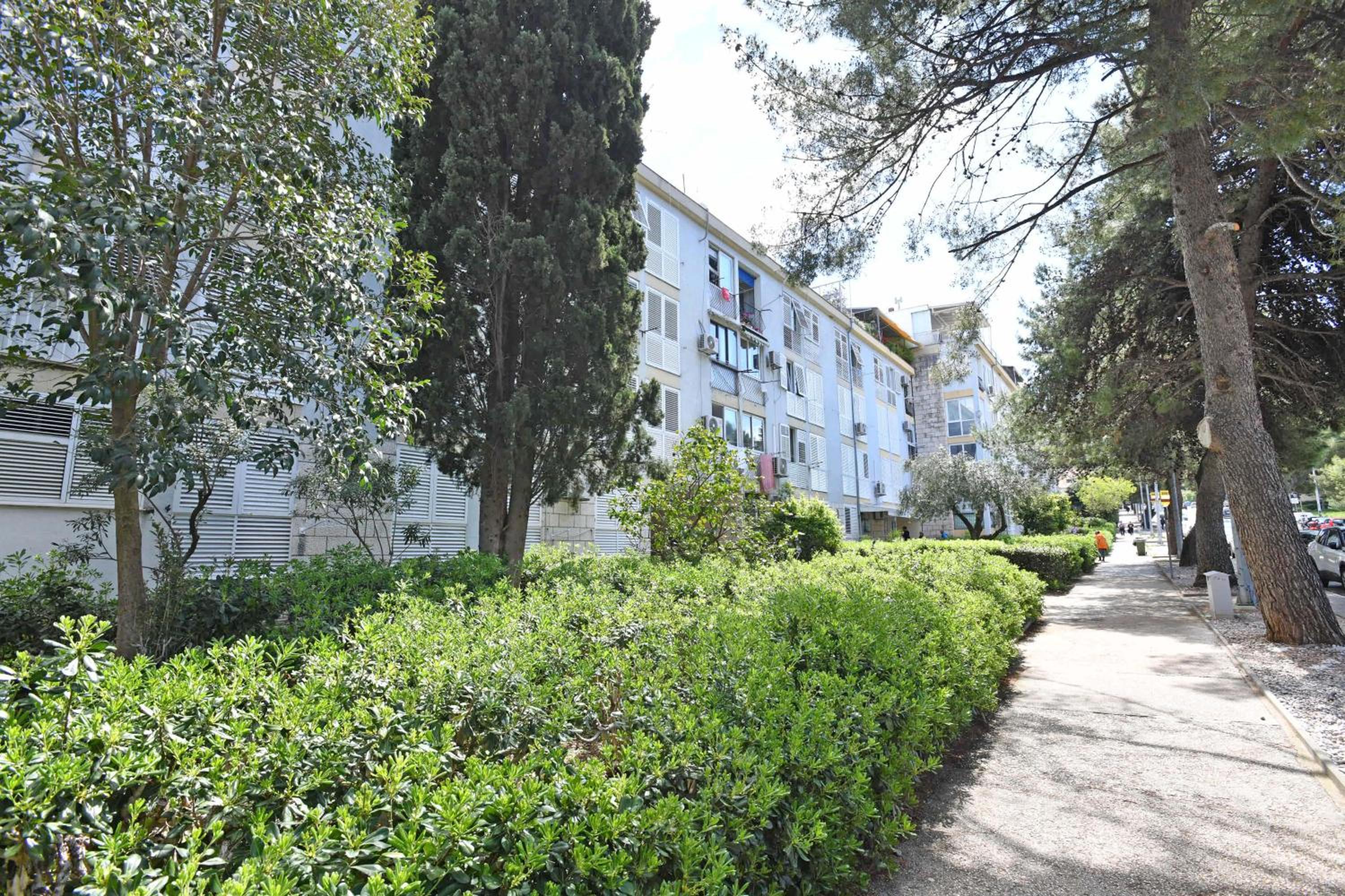 DeMass Apartment - Cozy, Free Parking and WiFi