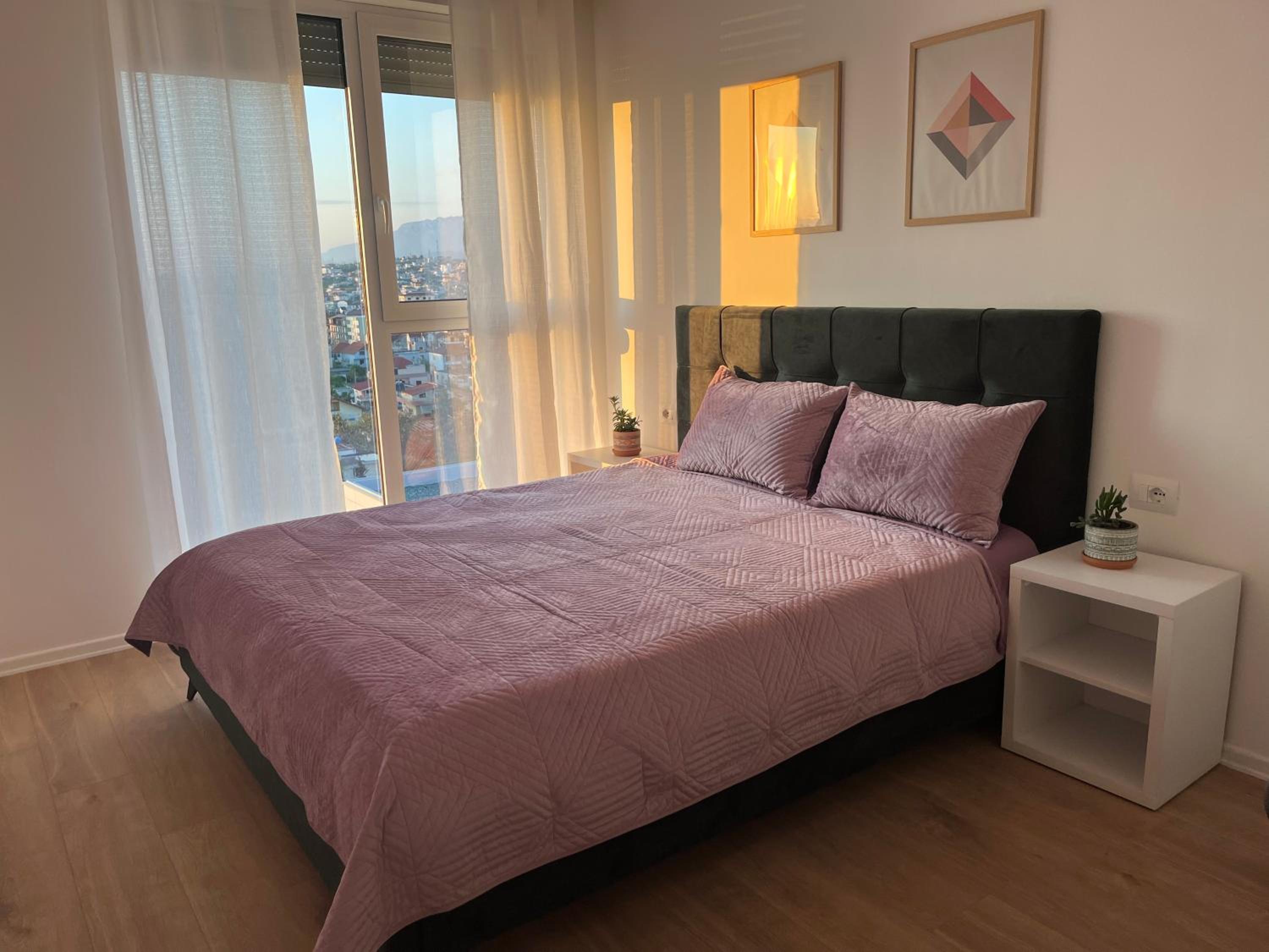 Comfy Nest Apartment- free parking