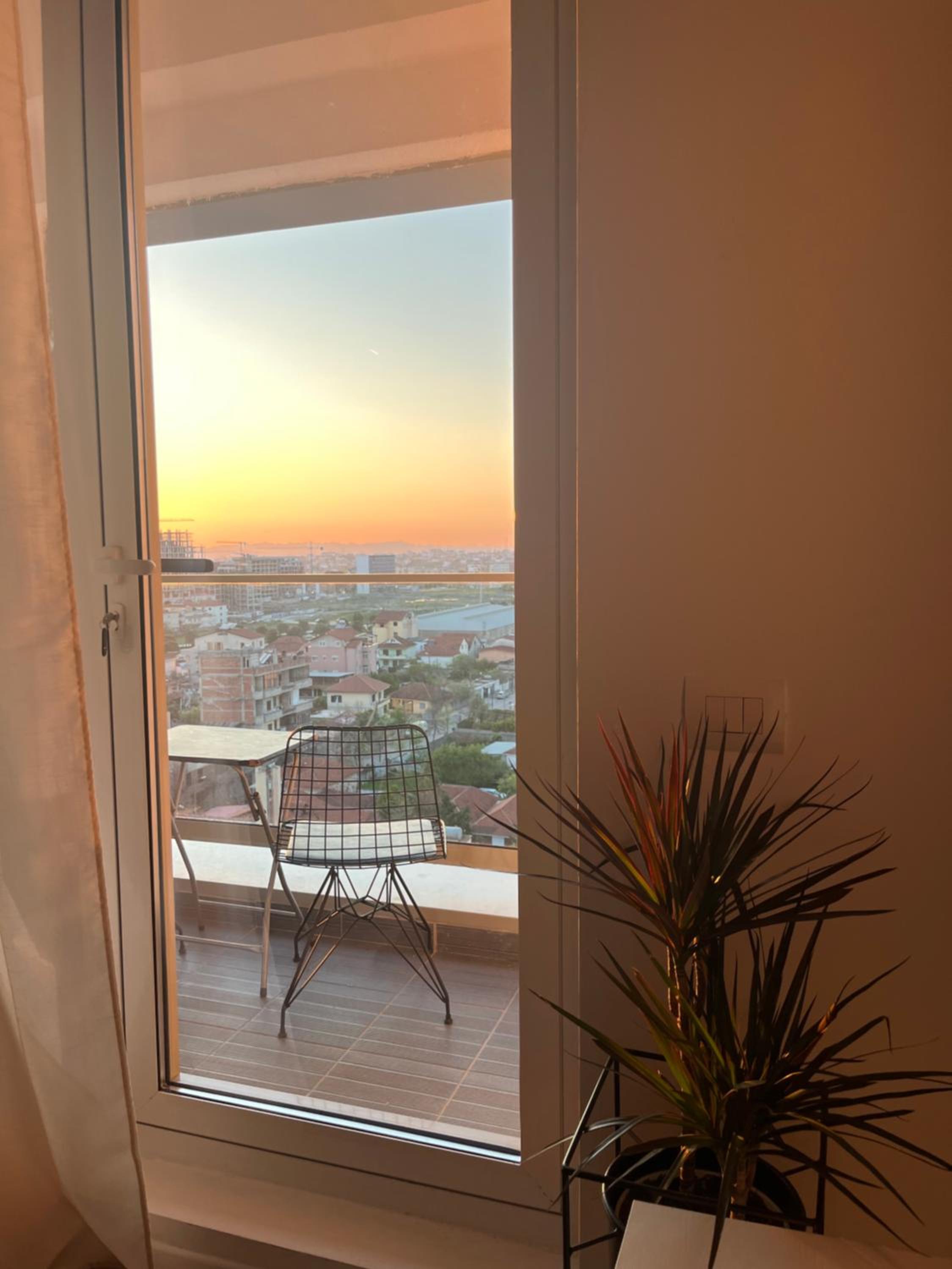 Comfy Nest Apartment- free parking