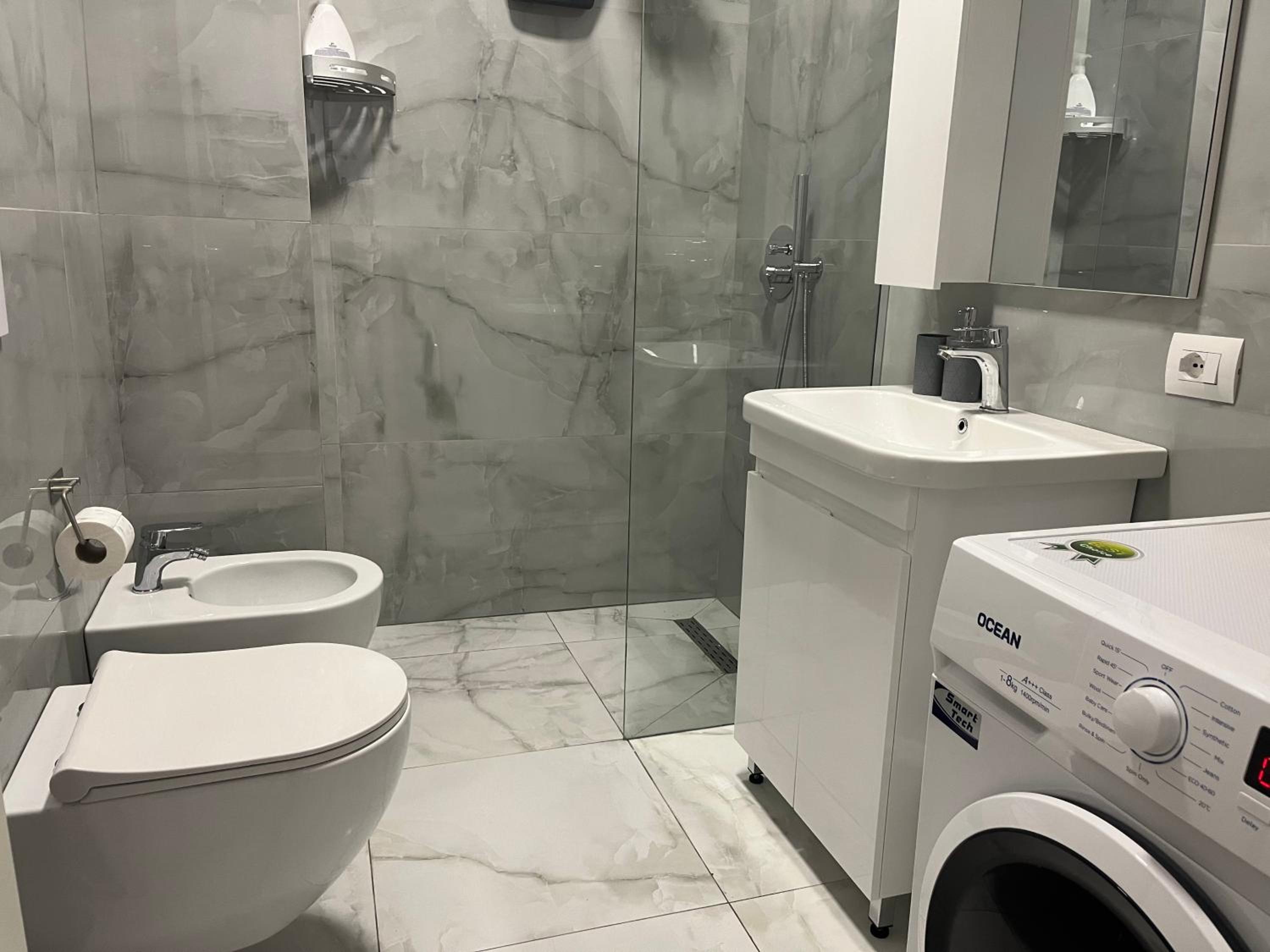 Comfy Nest Apartment- free parking