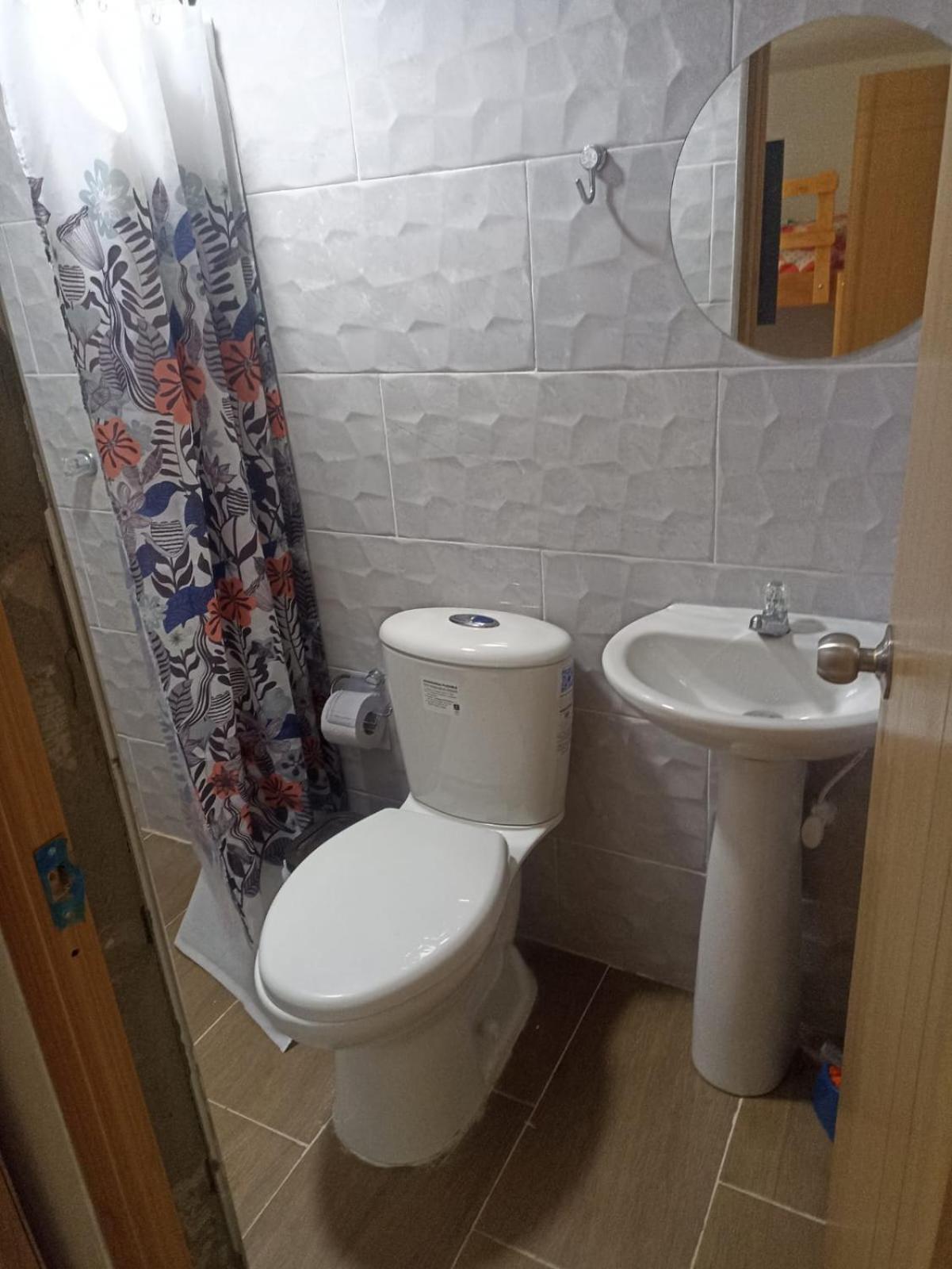 HABITACIÓN independiente con COCINA EN LAURELES ESTADIO para 3 personas