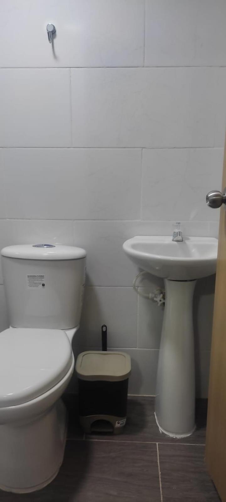 HABITACIÓN independiente con COCINA EN LAURELES ESTADIO para 3 personas