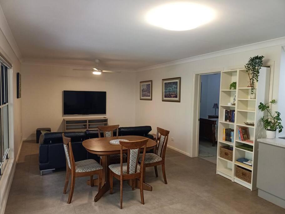 Adorable Private 2 bedroom Guest Suite + pool