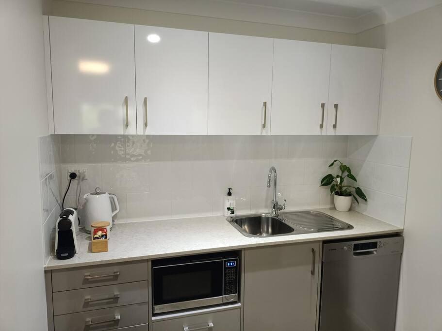 Adorable Private 2 bedroom Guest Suite + pool