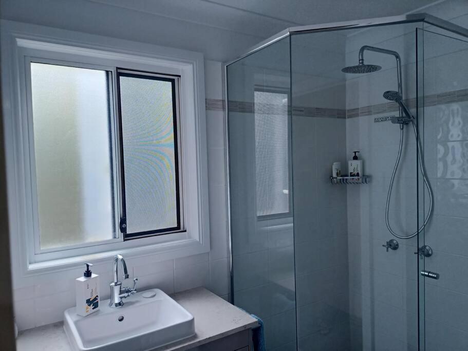 Adorable Private 2 bedroom Guest Suite + pool