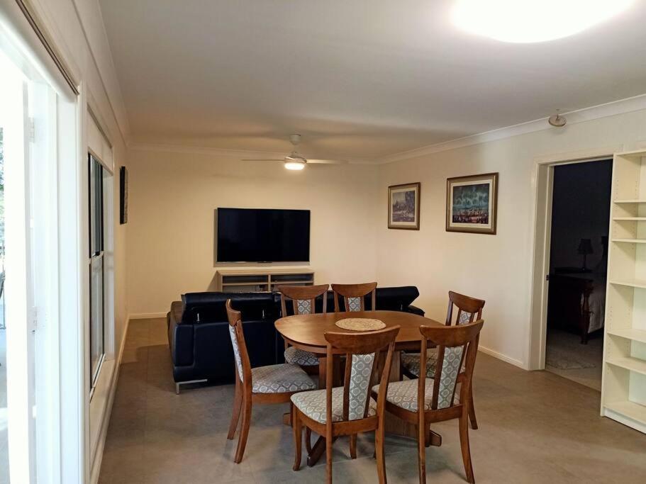 Adorable Private 2 bedroom Guest Suite + pool