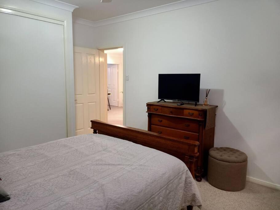 Adorable Private 2 bedroom Guest Suite + pool