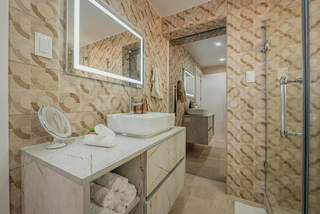 Villa de Leon suitable for 14 persons. 5 bedrooms 5 bathrooms